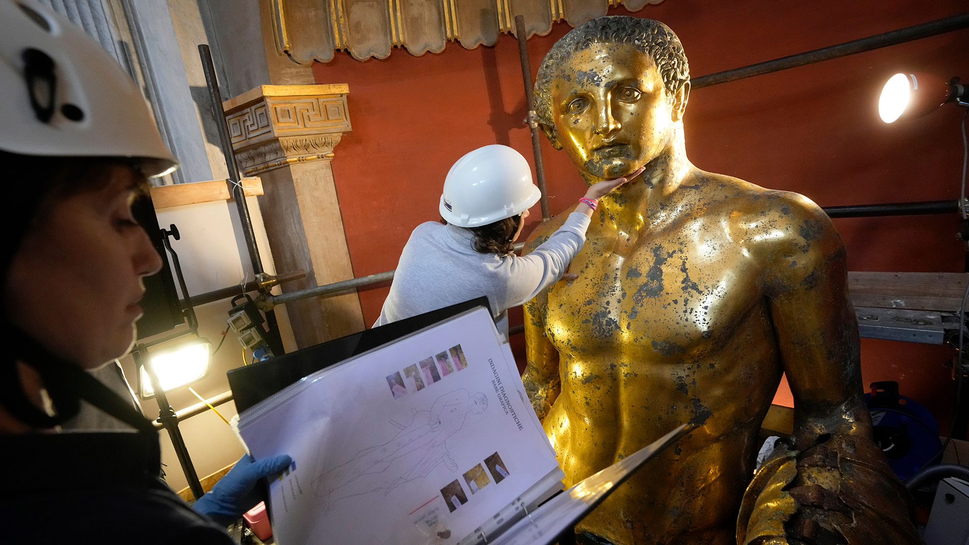 Los trabajos continuarán hasta diciembre para devolver su brillo dorado original al Hércules de 4 metros de altura, que se cree que estuvo en el Teatro Pompeyo de la antigua Roma (AP Photo/Andrew Medichini)