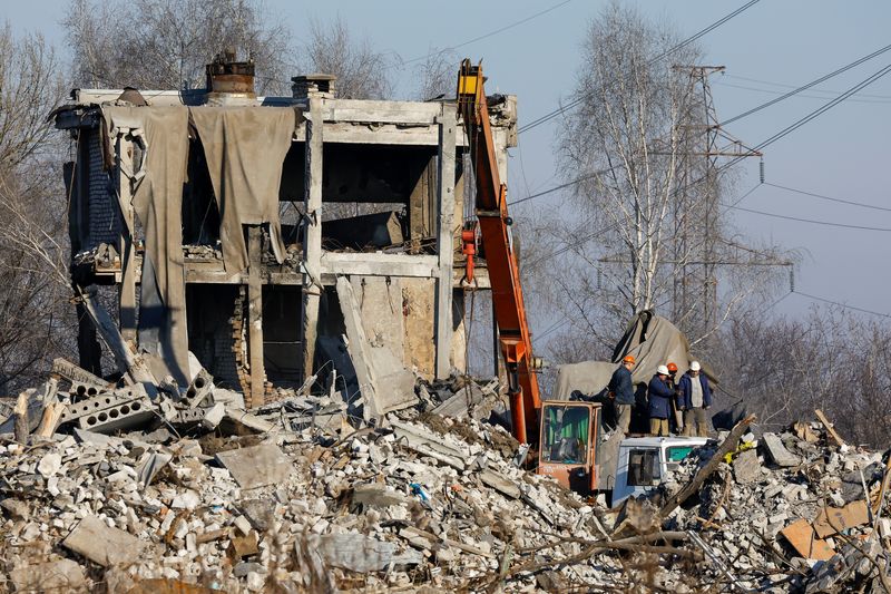 Trabajadores retiran los escombros del edificio destruido (Reuters)