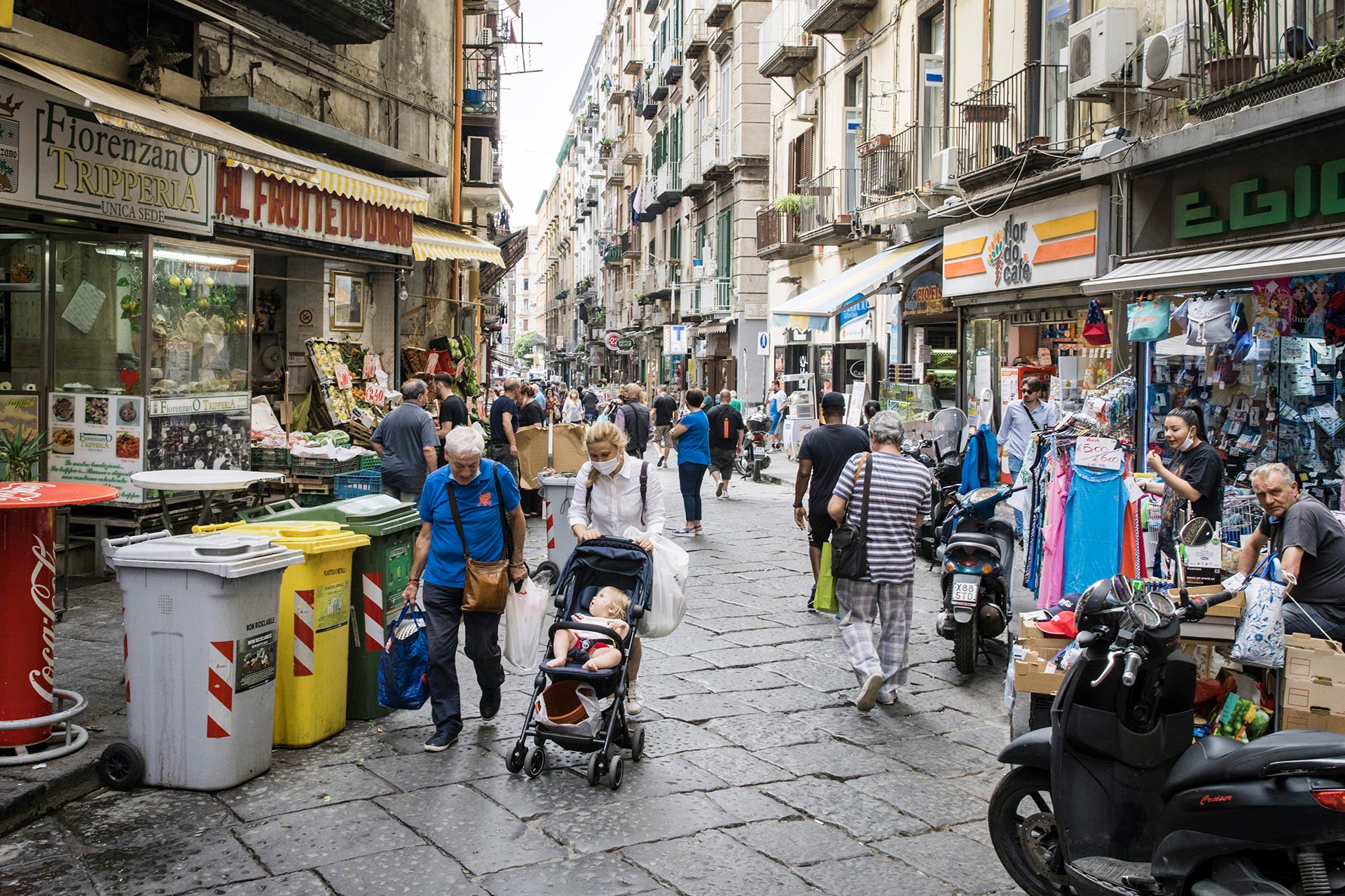 Una calle comercial en Nápoles, en el sur de Italia, en plena actividad en junio pasado. (Gianni Cipriano/The New York Times)