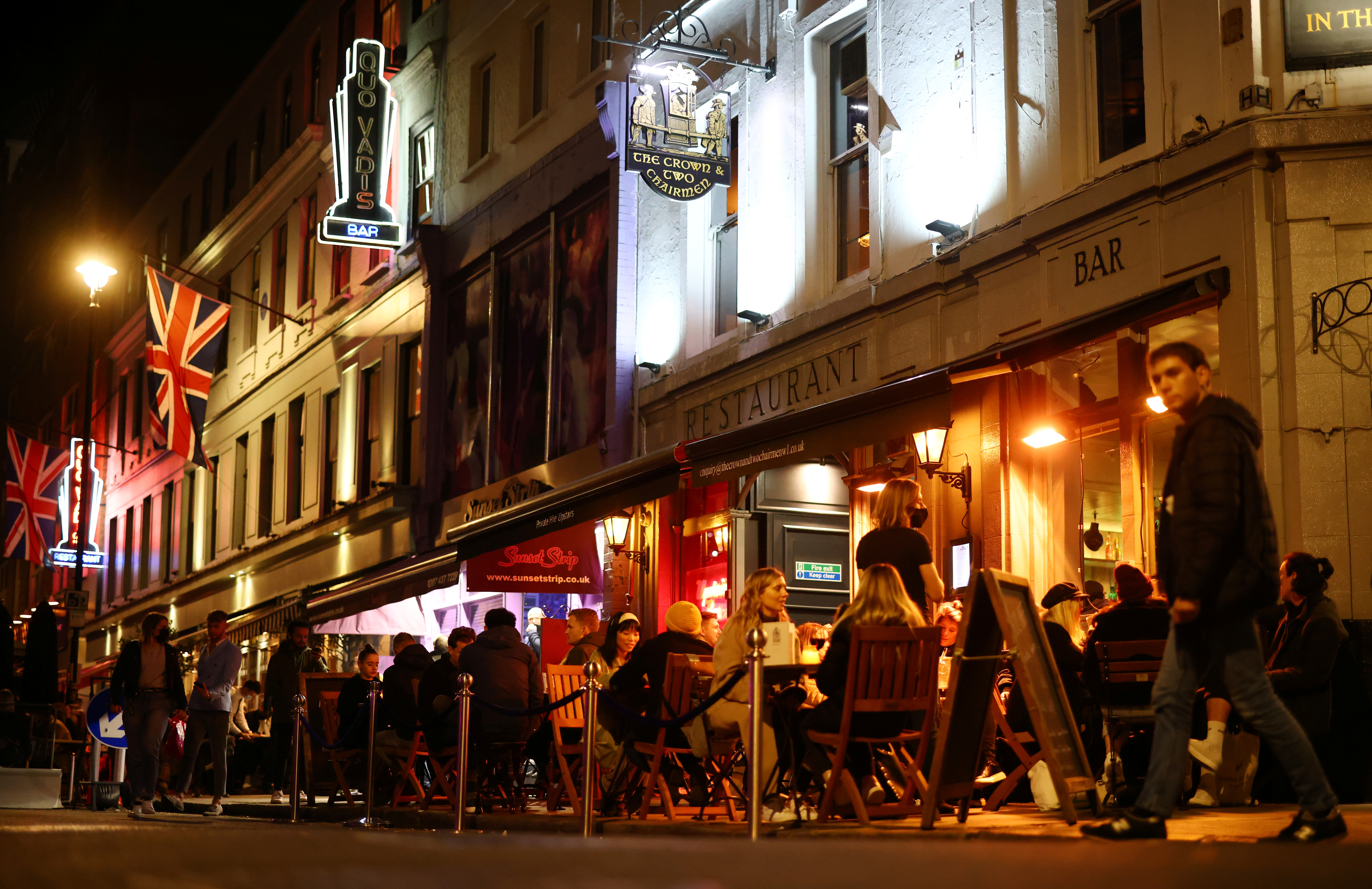 Hasta el momento en Europa, bares, restaurantes, discotecas no han podido diseñar una estrategia que les permita recuperar la actividad luego de las aperturas (Reuters)