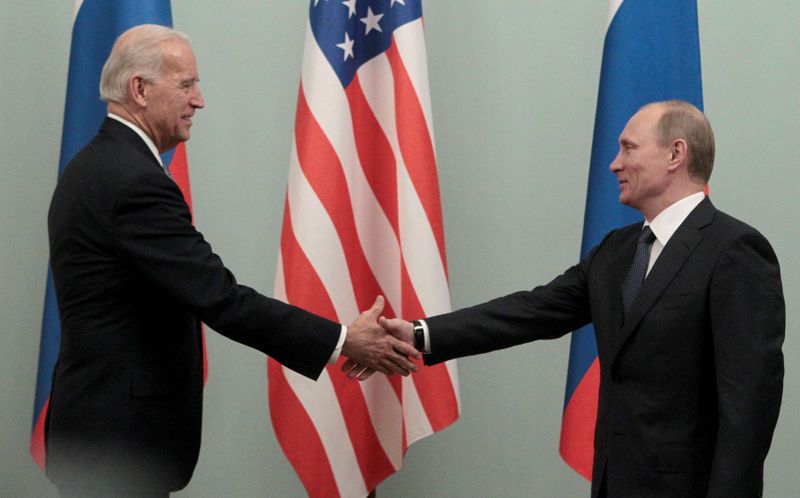 Vladimir Putin y el entonces vicepresidente de los Estados Unidos Joe Biden durante su reunión en Moscú el 10 de marzo de 2011 (REUTERS/Alexander Natruskin)