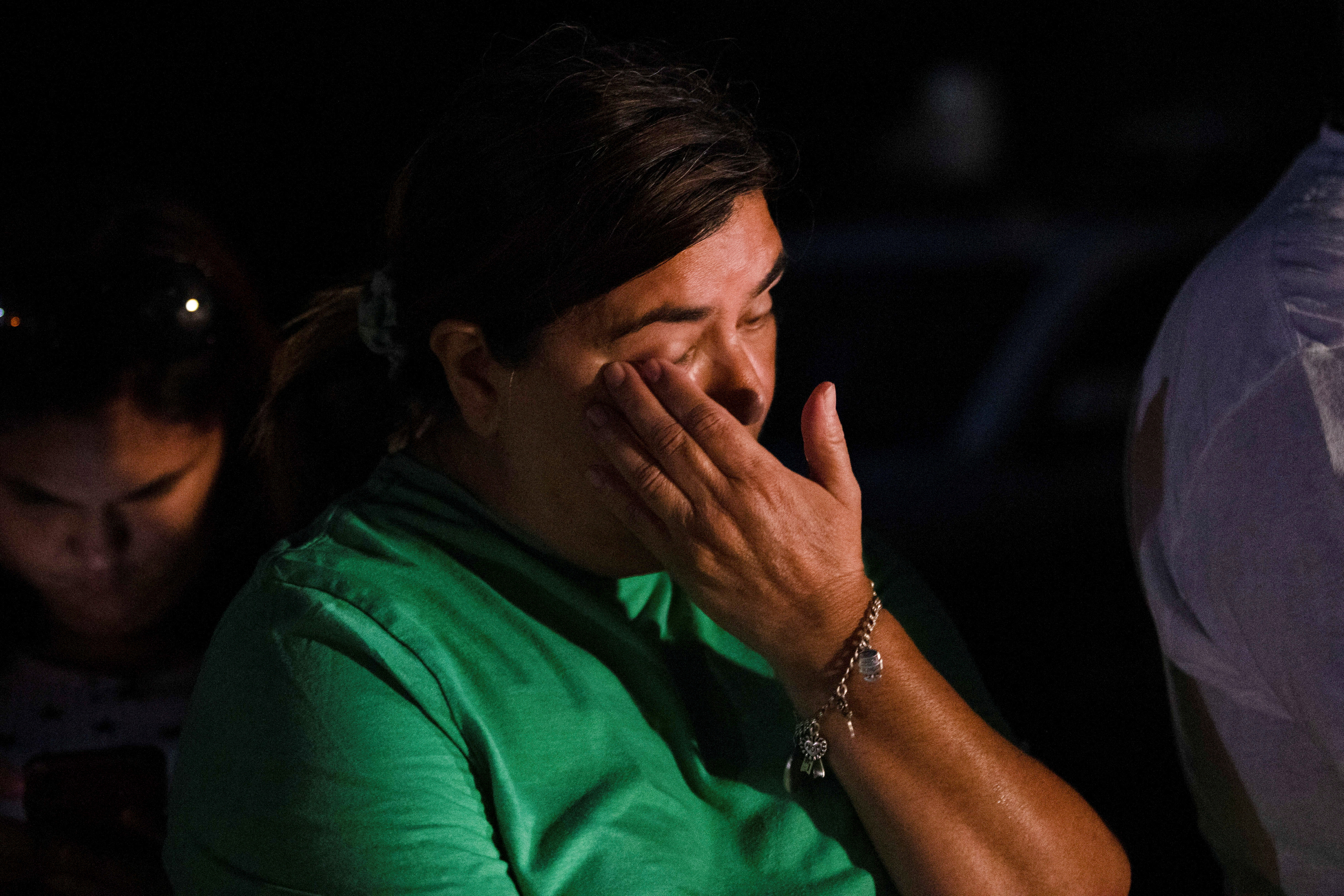 Una mujer reacciona a la escena en la que fue hallado el trailer con 46 migrantes fallecidos. Foto: REUTERS/Kaylee Greenlee Beal