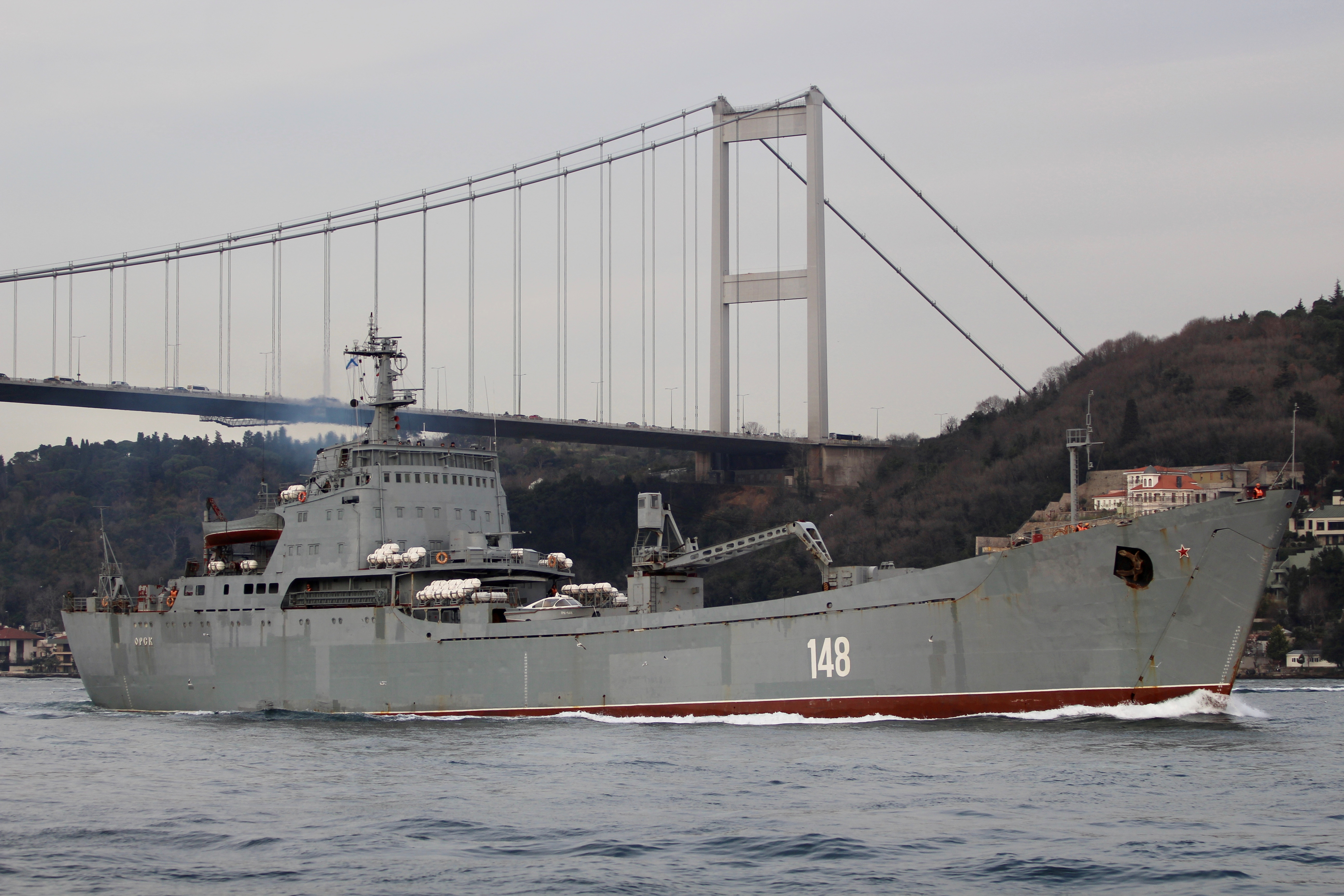 El gran buque de desembarco Orsk de la Armada rusa zarpa en el Bósforo (REUTERS/Yoruk Isik/archivo)