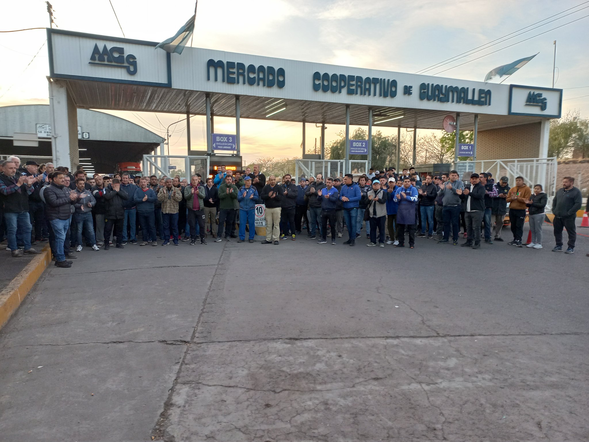 El Mercado Cooperativo de Guaymallén, en la provincia de Mendoza, amaneció de luto y bajo una protesta de trabajadores para pedir justicia por el brutal crimen de Emilio Giménez
