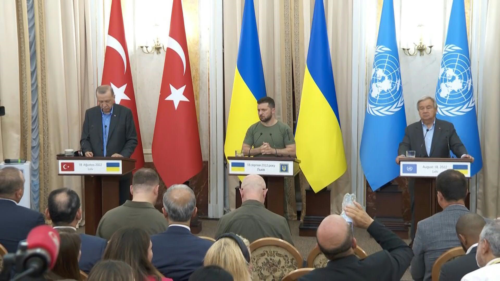 El presidente ucraniano, Volodimir Zelensky, obtuvo el jueves el respaldo de su homólogo turco frente a Rusia e instó a la ONU a "garantizar la seguridad" de la central nuclear de Zaporizhzhia, ocupada por los rusos y blanco de bombardeos
