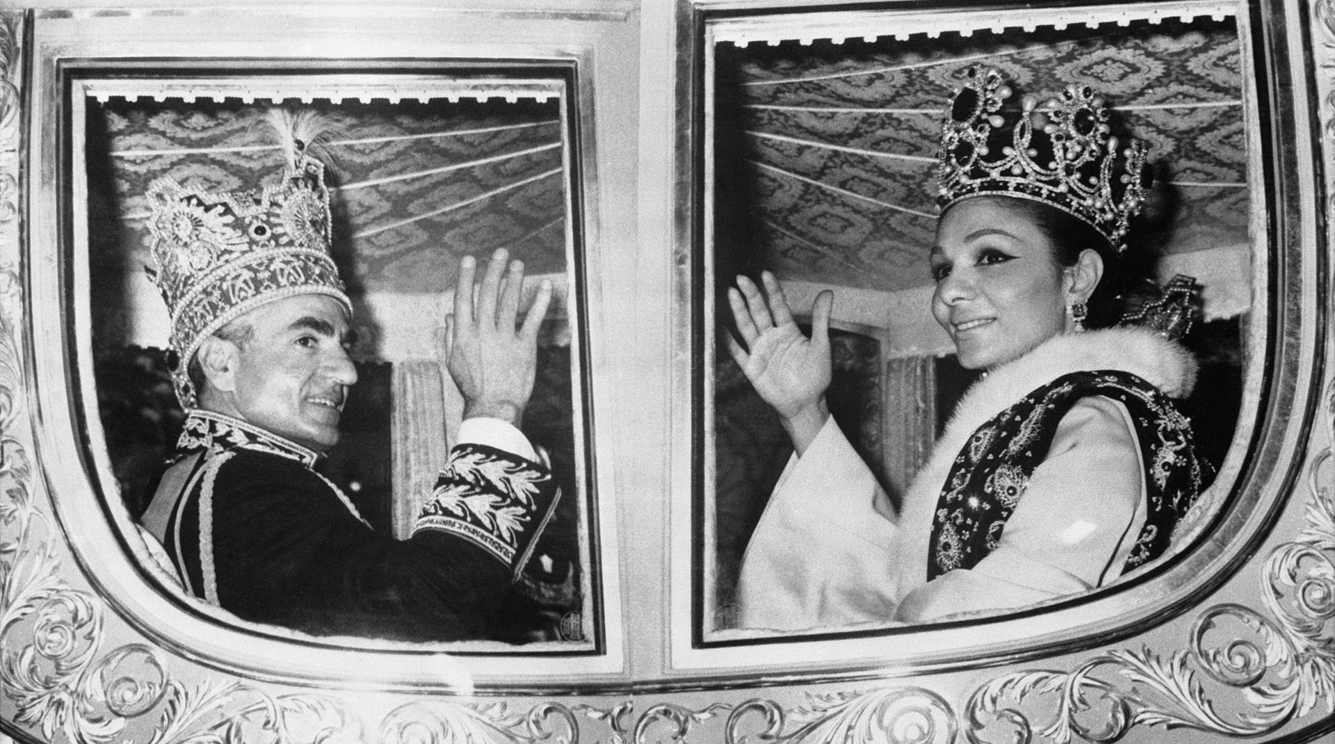 La corona imperial del sha tenía 3380 piedras preciosas y la de Farah era de platino con diamantes y piedras preciosas. Luego de la coronación saludan al pueblo iraní desde la carroza real (Bettmann Archive)