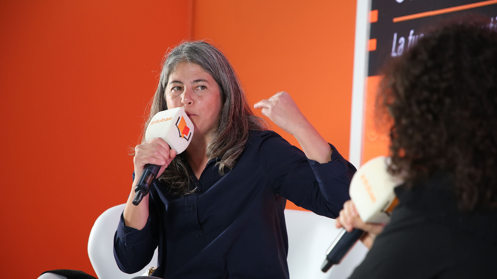 Selva Almada en el stand de Leamos (Foto: Matías Arbotto)