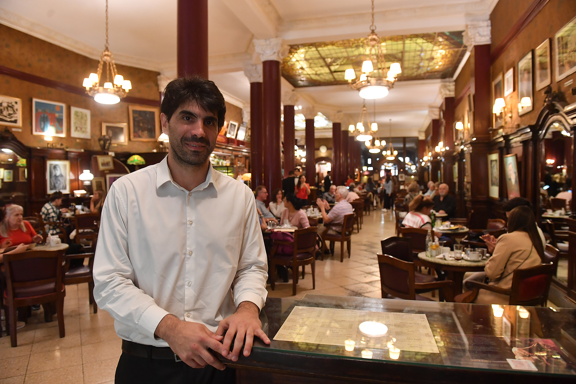 Nicolás Prado es uno de los cuatro gerentes generales. Trabaja hace 21 años en el Café Tortoni. "Entré a los 19 años y no me fui más. Primero fui cafetero, después mozo y más tarde encargado. Desde 2014 soy uno de los gerentes".  Dice Prado que los empleados que van a trabajar al Tortoni pueden hacer carrera dentro del lugar. (Crédito: Maximiliano Luna)