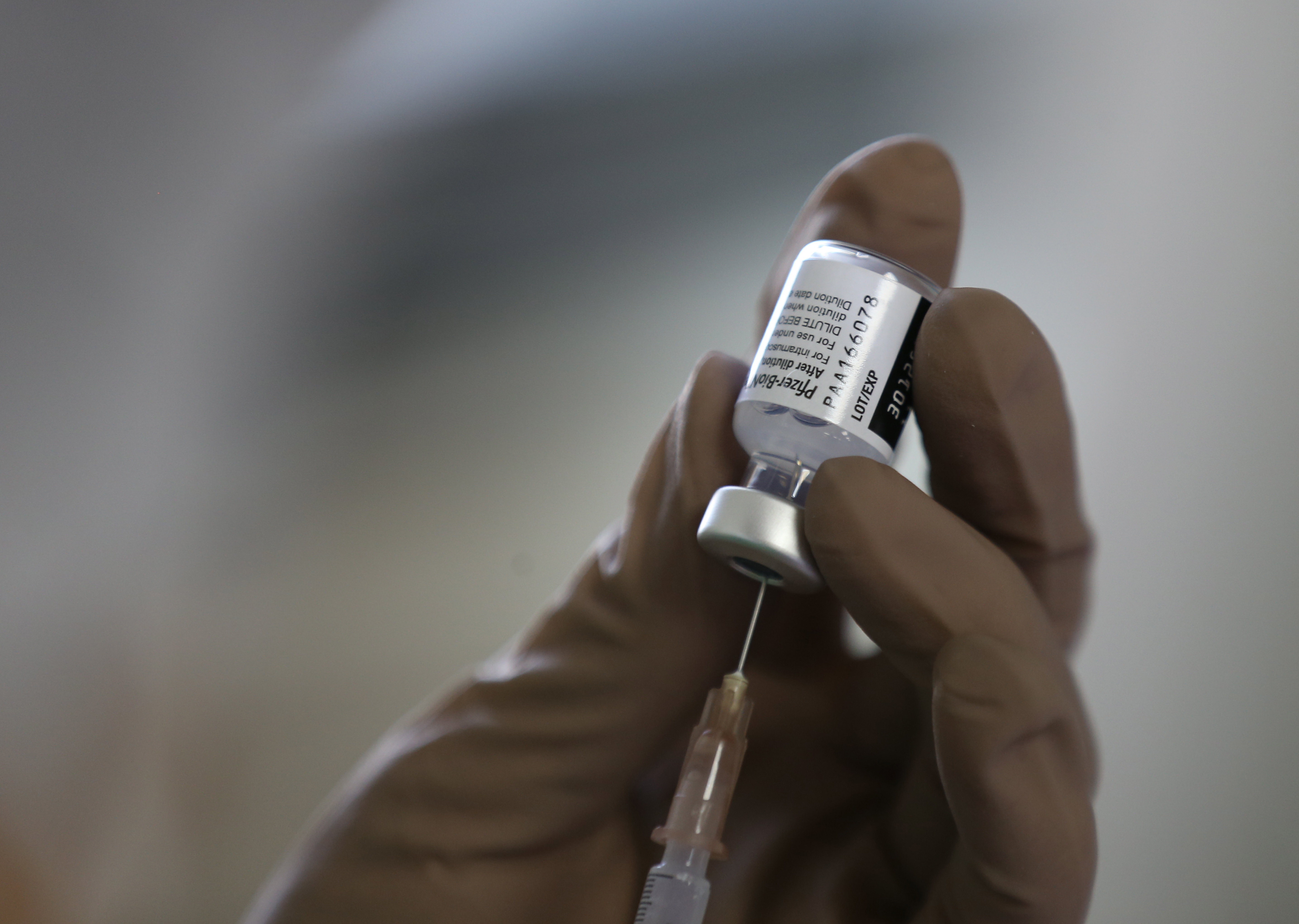 Los pacientes que han recibido dos dosis de las vacunas Pfizer o Moderna han tenido síntomas leves. (Foto: EFE/EPA/NARONG SANGNAK/ Archivo)
