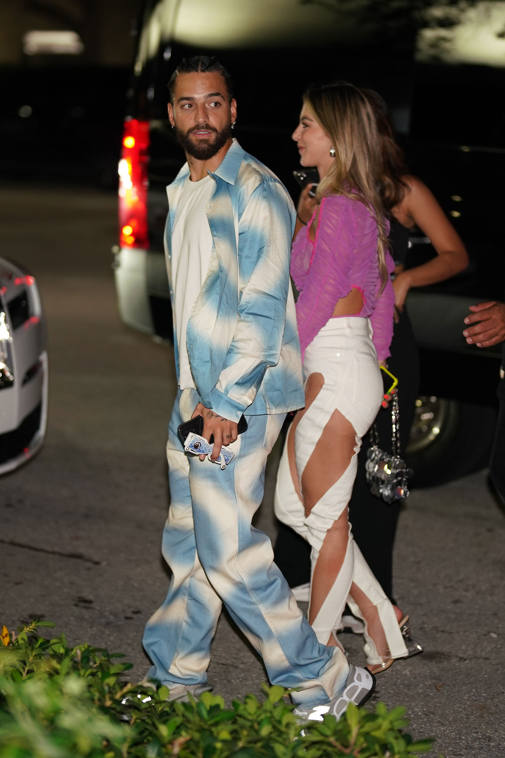 La estrella del pop Maluma y su novia Susana Gomez fueron vistos en Papi Steak en Miami Beach, Florida. El cantante usó una remera blanca debajo de una camisa azul y blanca de gran tamaño y pantalones haciendo juego, mientras que Susana usó un top morado y jeans blancos rotos