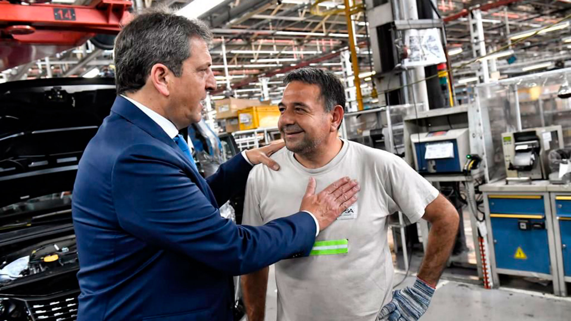 El ministro de Economía, Sergio Massa, en la planta de Peugeot