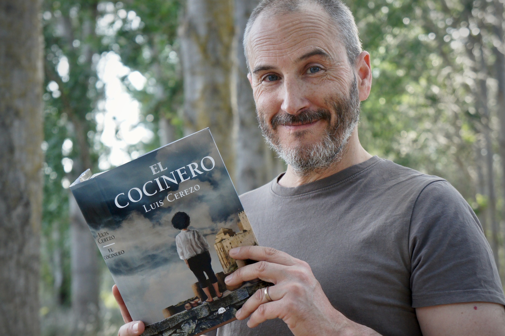 Luis Cerezo con su libro "El cocinero". (Contraluz Editorial/Facebook)