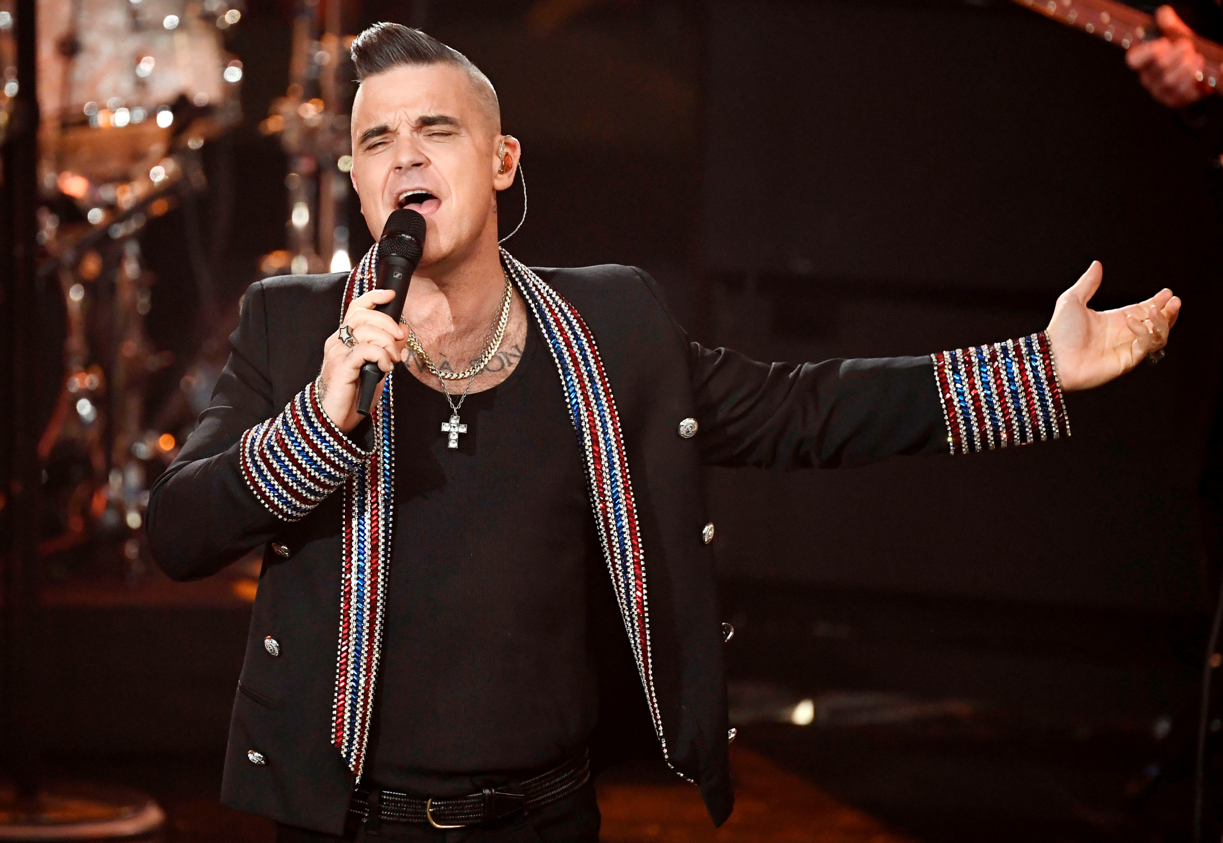 El cantante Robbie Williams en la gala benéfica "Ein Herz fuer Kinder" (un corazón para los niños) en Berlín, Alemania. (REUTERS)