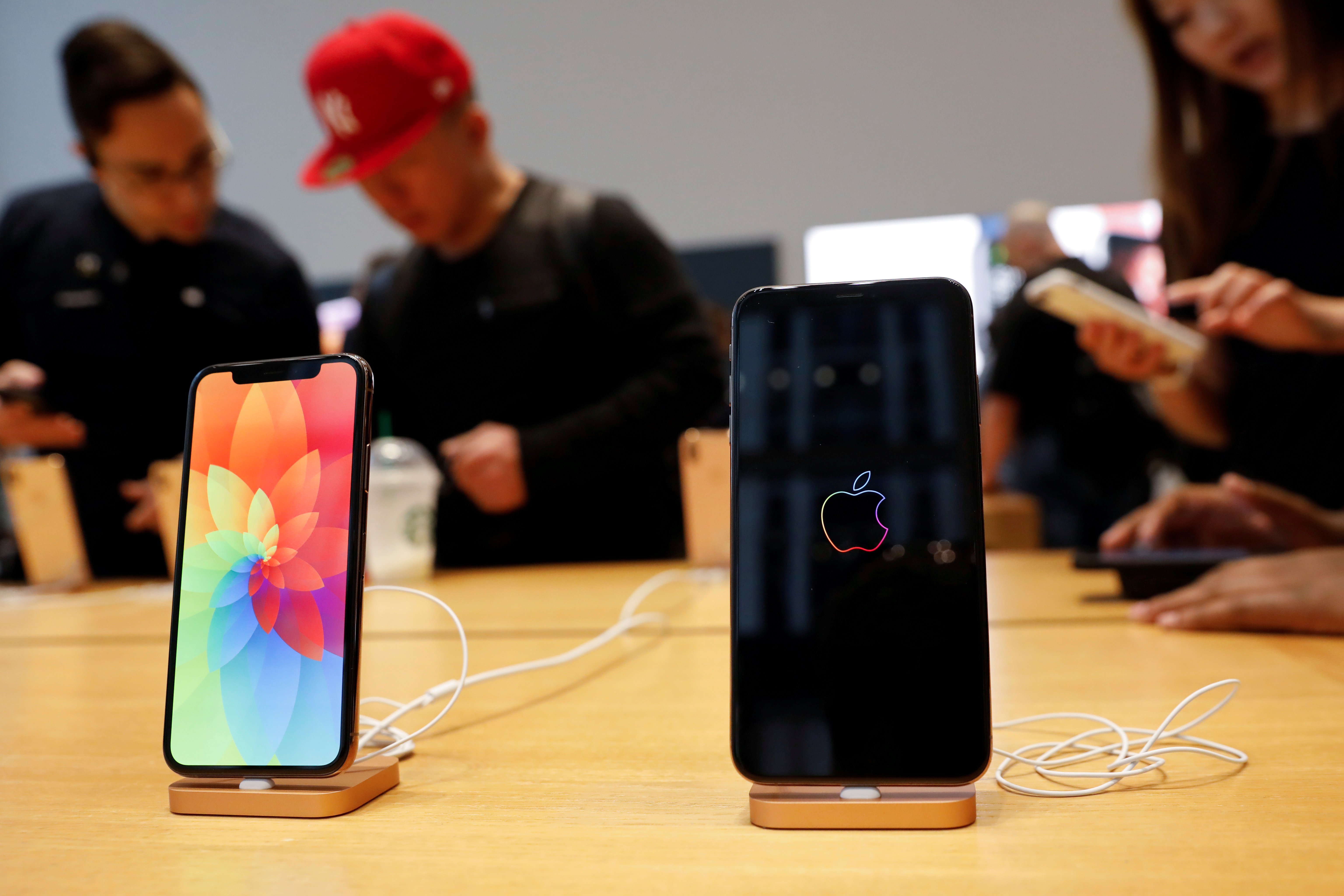 iPhone XS y iPhone XS Max, respectivamente. (foto: REUTERS/Shannon Stapleton)