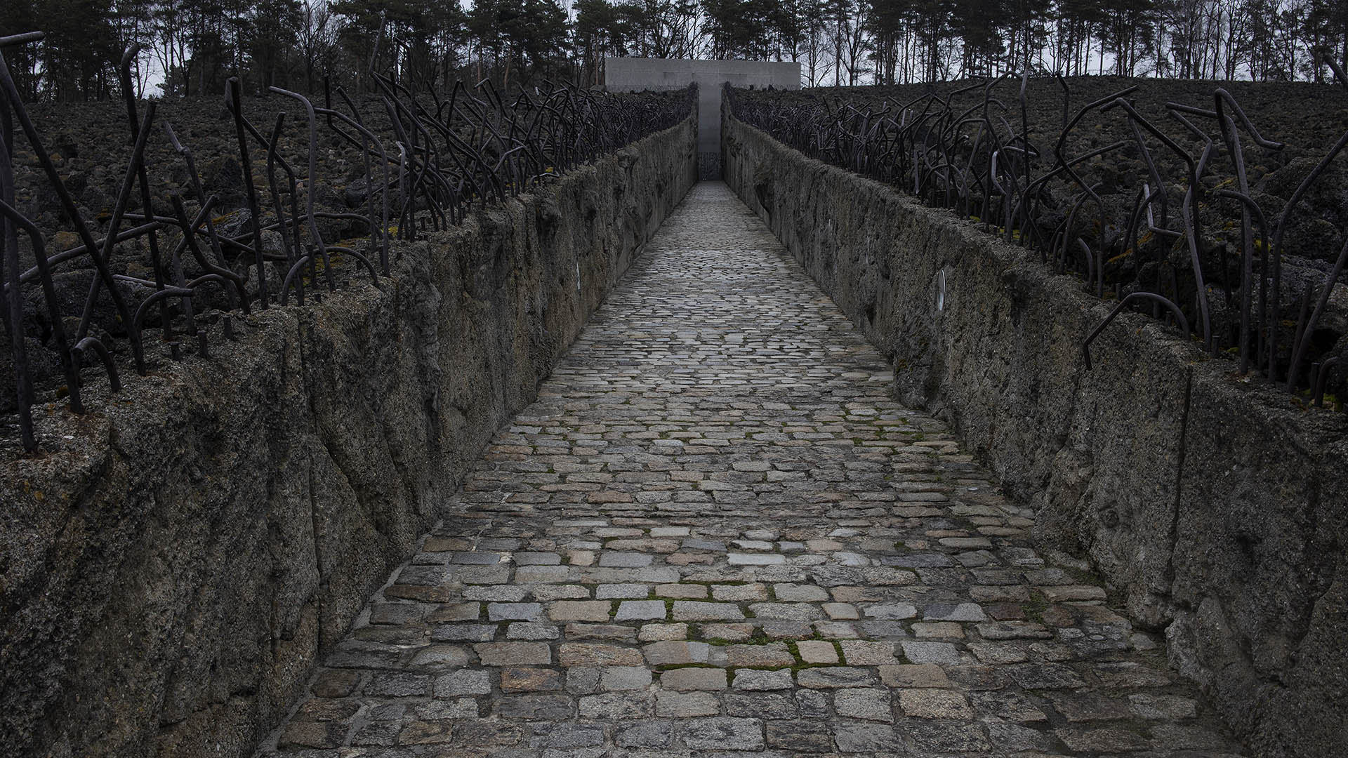 El monumento que hoy recuerda el sitio del antiguo campo de exterminio de Belzec en Polonia. El campo fue diseñado para asesinar a la mayor cantidad de judíos lo más rápido posible (Andrew Lichtenstein/Corbis a través de Getty Images)
