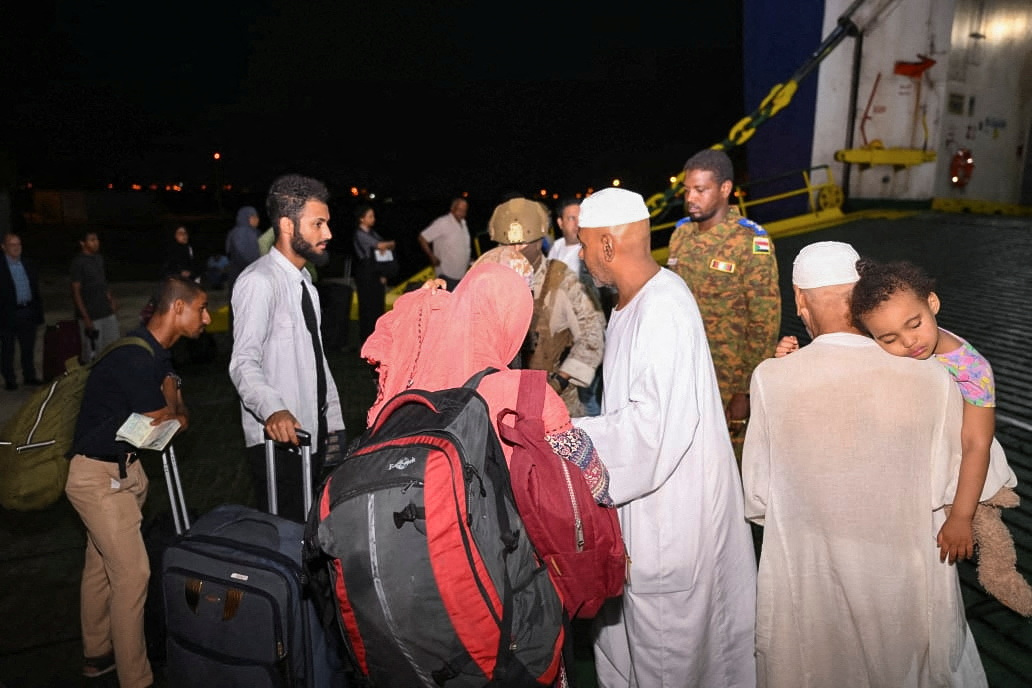 Evacuación de personas debido a los enfrentamientos entre las Fuerzas de Apoyo Rápido paramilitares y el ejército sudanés, en Port Sudan, Sudán, 25 de abril de 2023. REUTERS/Ibrahim Ishaaq