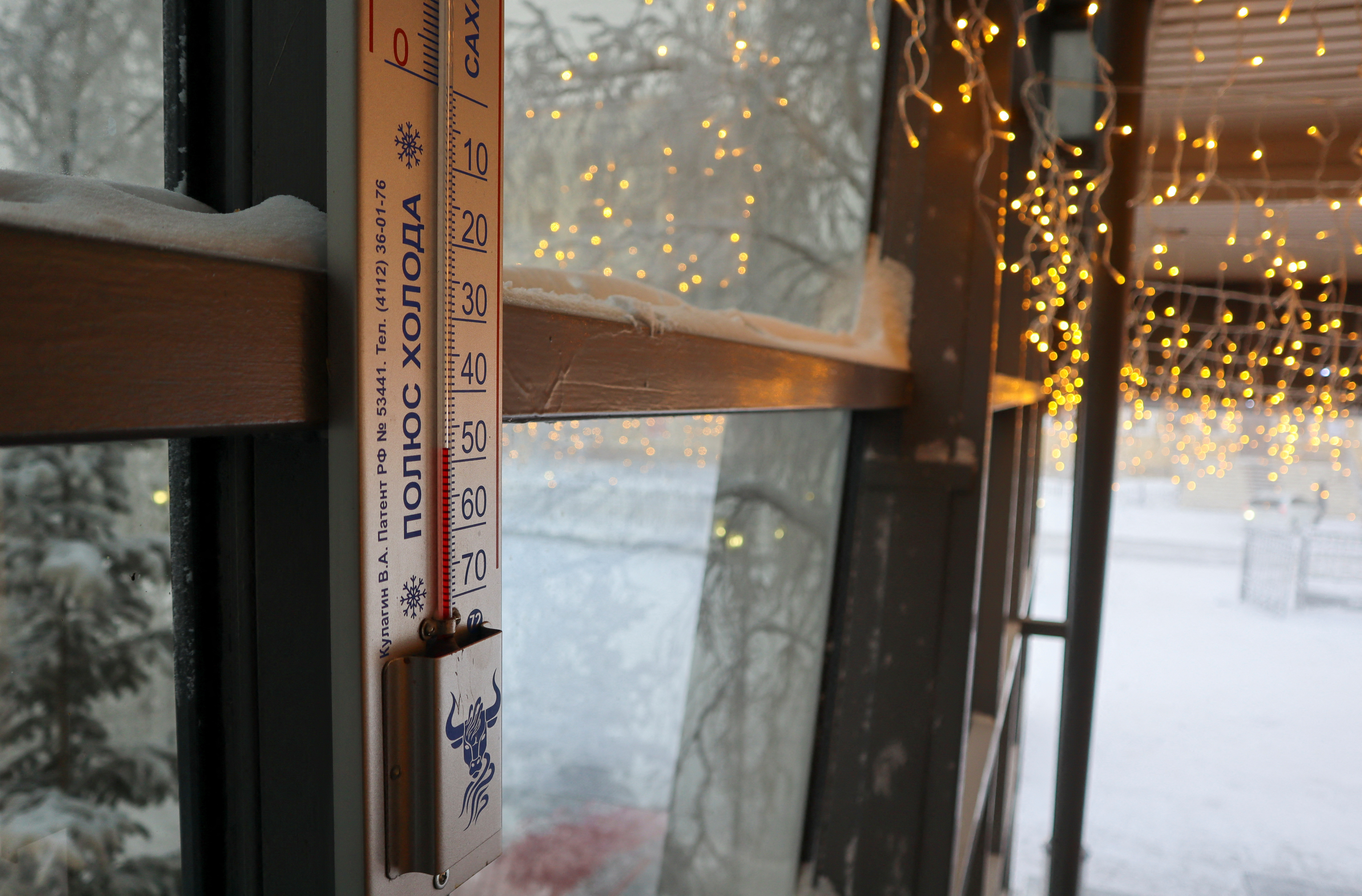 Un termómetro muestra la temperatura aproximada en el exterior de un hotel en el centro de Yakutsk, Rusia, el 15 de enero de 2023 (Reuters)