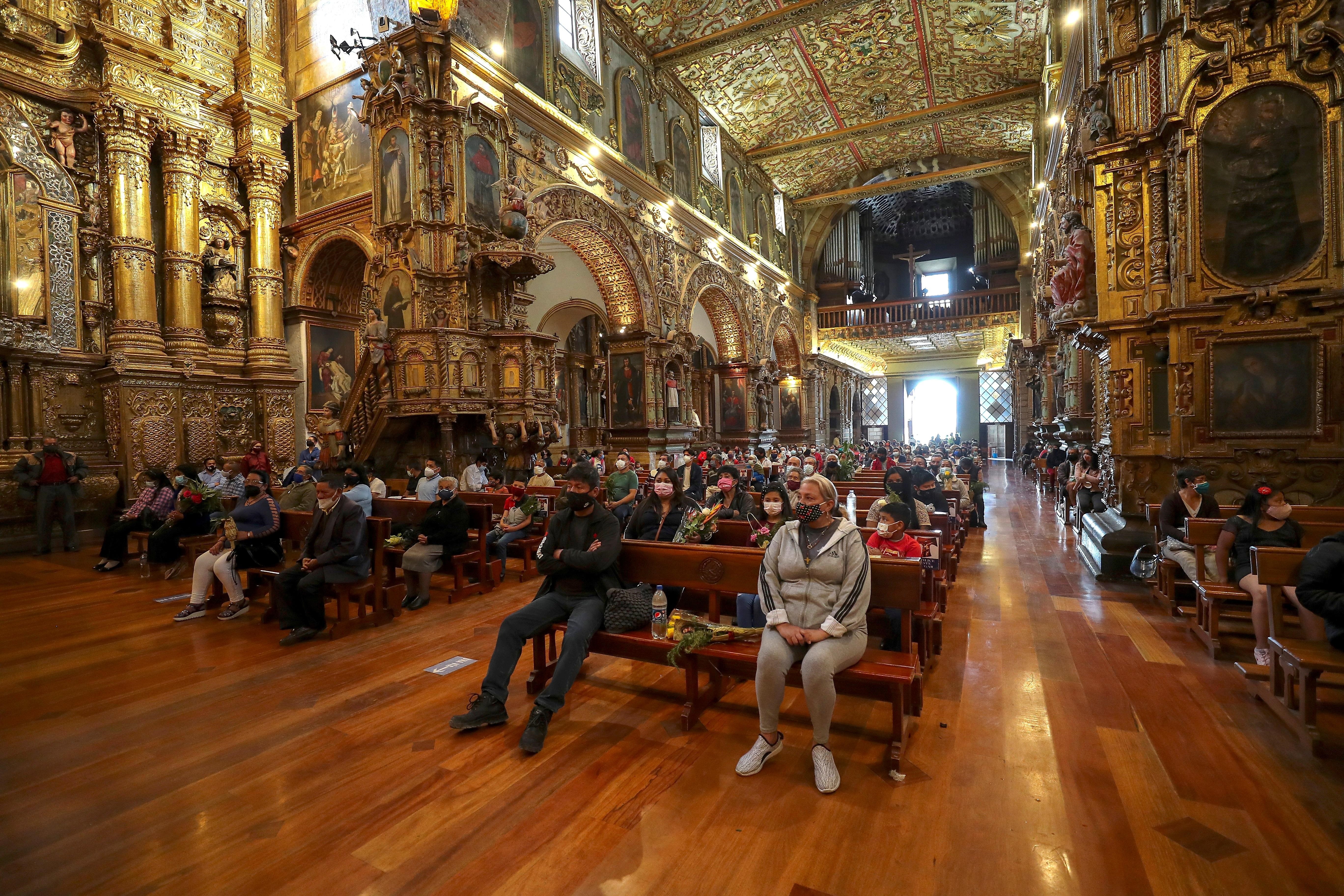 La iglesia de San Francisco en Quito, ubicada en el centro histórico de la capital del Ecuador, preserva más de 3.500 piezas de arte colonial. (EFE/José Jácome)
