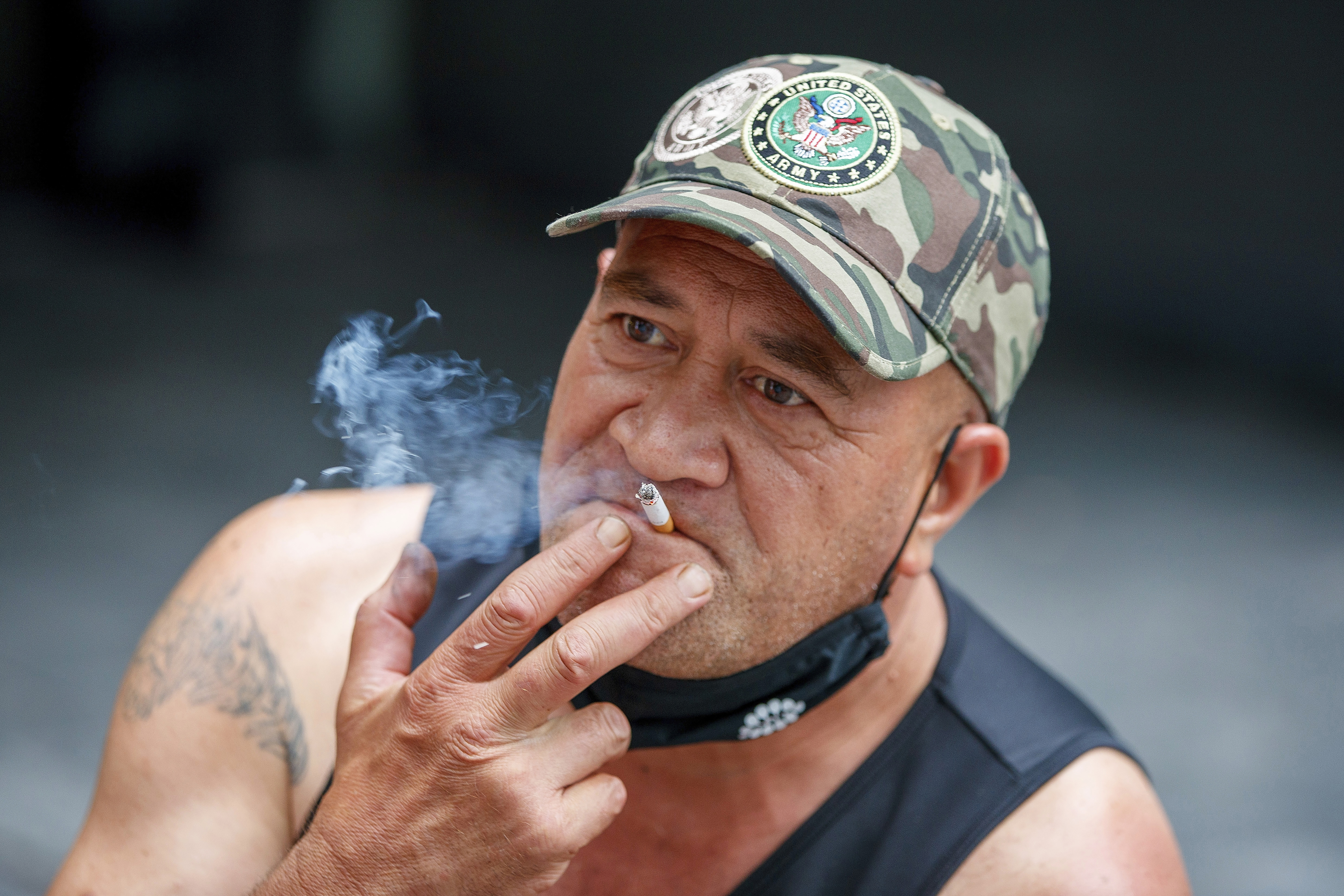 Un hombre fuma sentado en Auckland, Nueva Zelanda (AP)