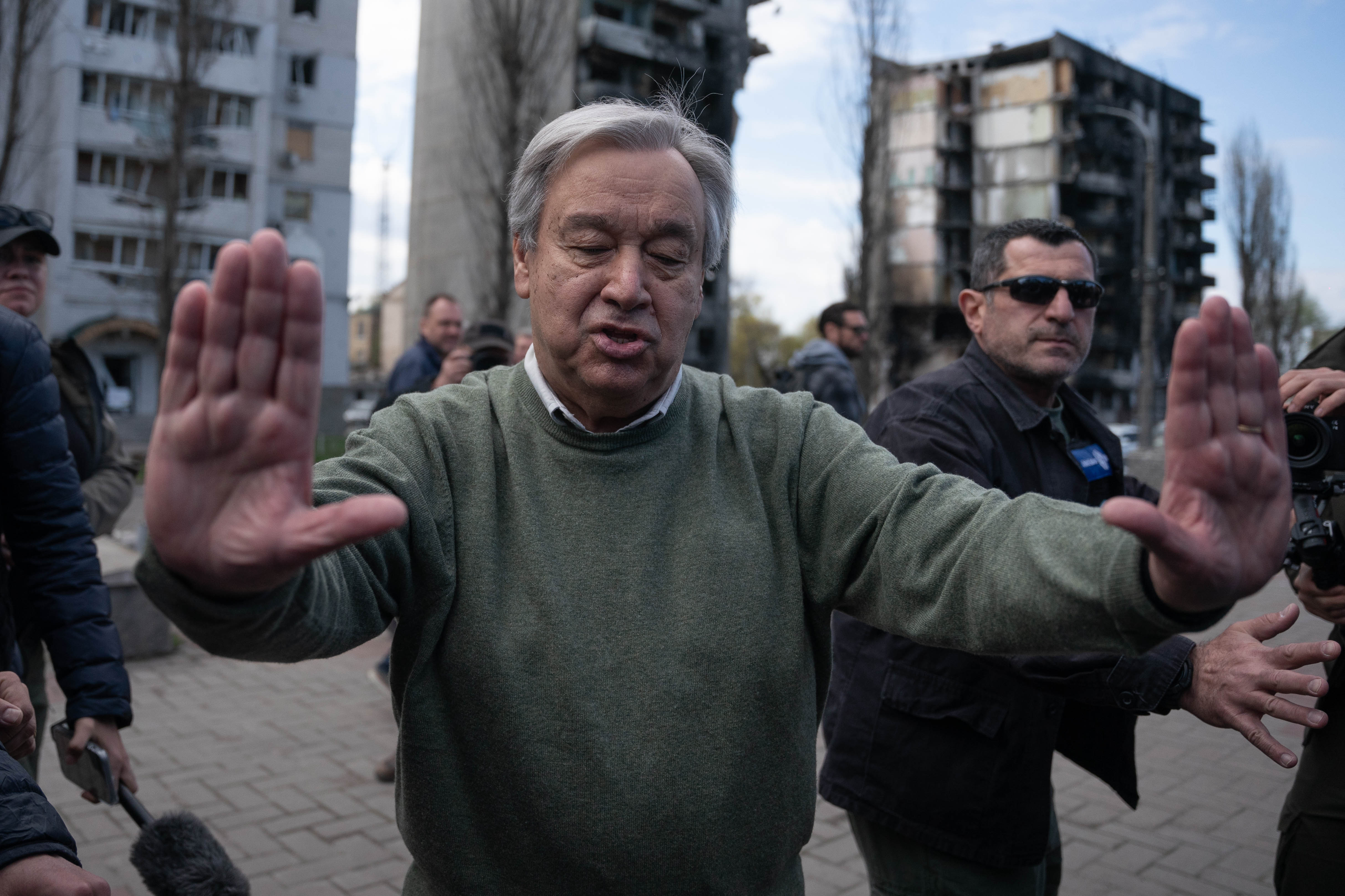 “Apelo a la Federación Rusa a aceptar y colaborar con la corte criminal internacional”, dijo Guterres durante su visita a la fosa común de Bucha (Foto: Franco Fafasuli)