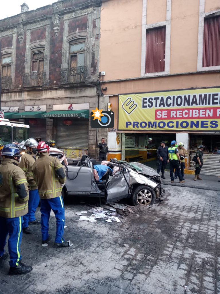 A car fell from a second floor in the historic center of CDMX