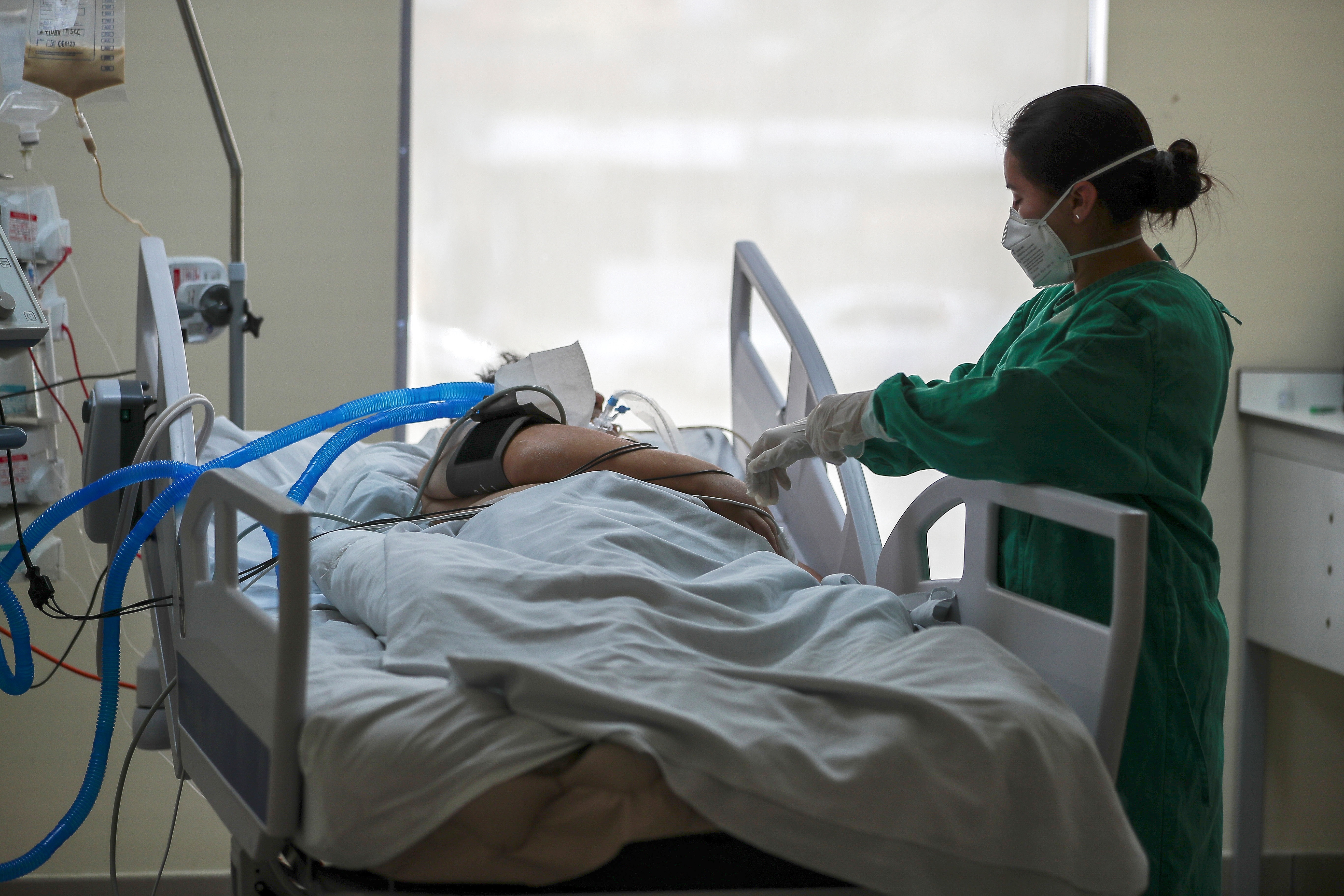 Vista de una integrante del equipo de salud mientras atiende a un paciente con covid-19, en la unidad de emergencia
EFE/José Jácome/Archivo