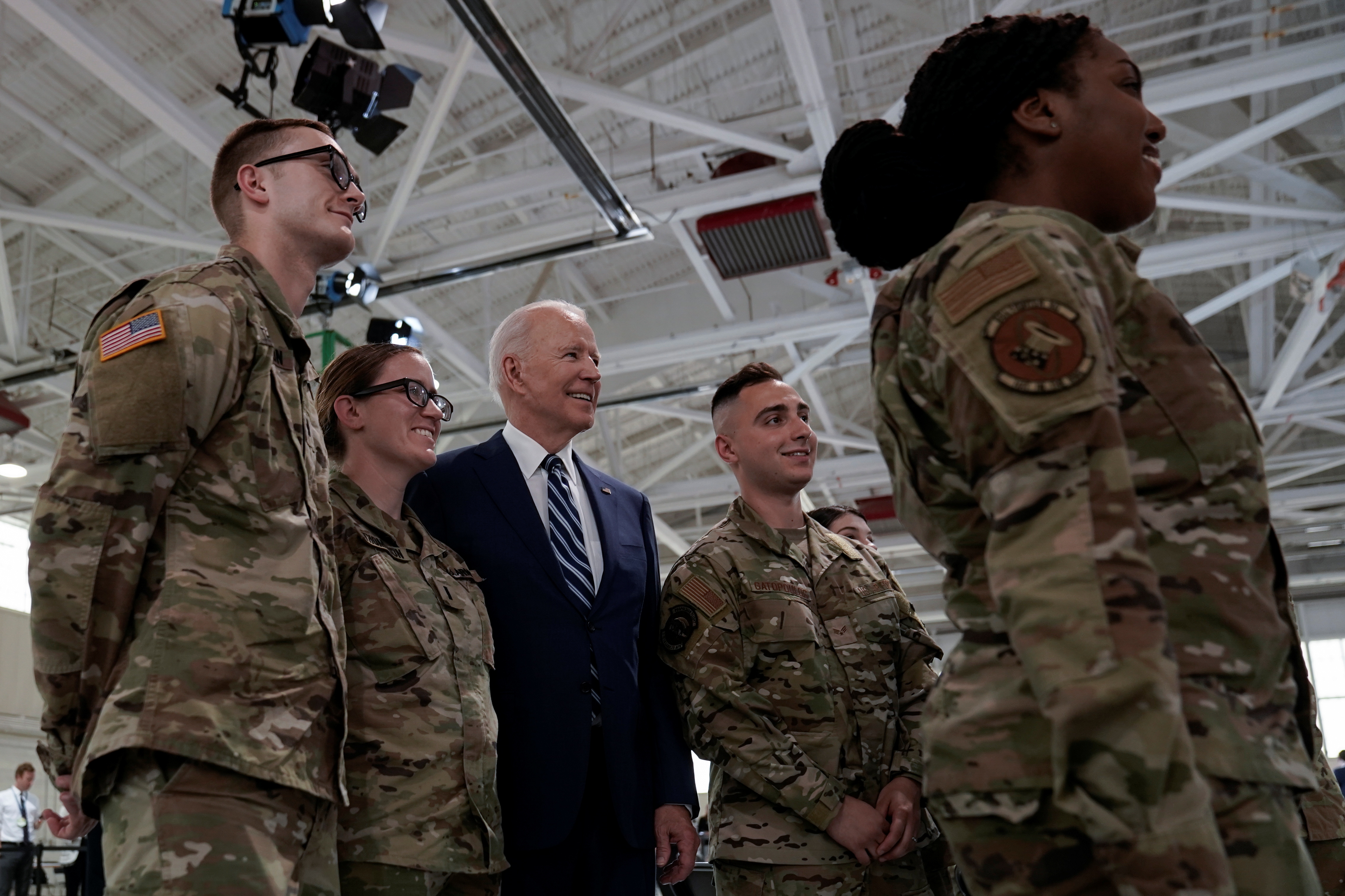Joe Biden con soldados en Virginia (Reuters)