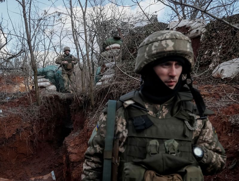 FOTO DE ARCHIVO: Miembros de las fuerzas armadas ucranianas en el frente de batalla cerca de la ciudad de Novoluhanske, en la región de Donetsk, Ucrania, el 20 de febrero de 2022. REUTERS/Gleb Garanich