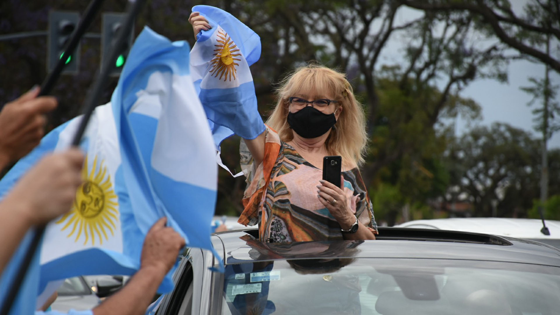 En Rosario llegaban al punto neurálgico frente al río Paraná con banderas argentinas y carteles. Algunos apoyaban con bocinazos desde sus vehículos