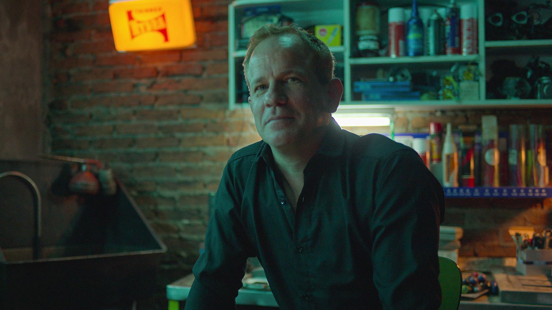 Sebastián García Bolster, el llamado “ingeniero” en una suerte de taller (Courtesy of Netflix © 2022)