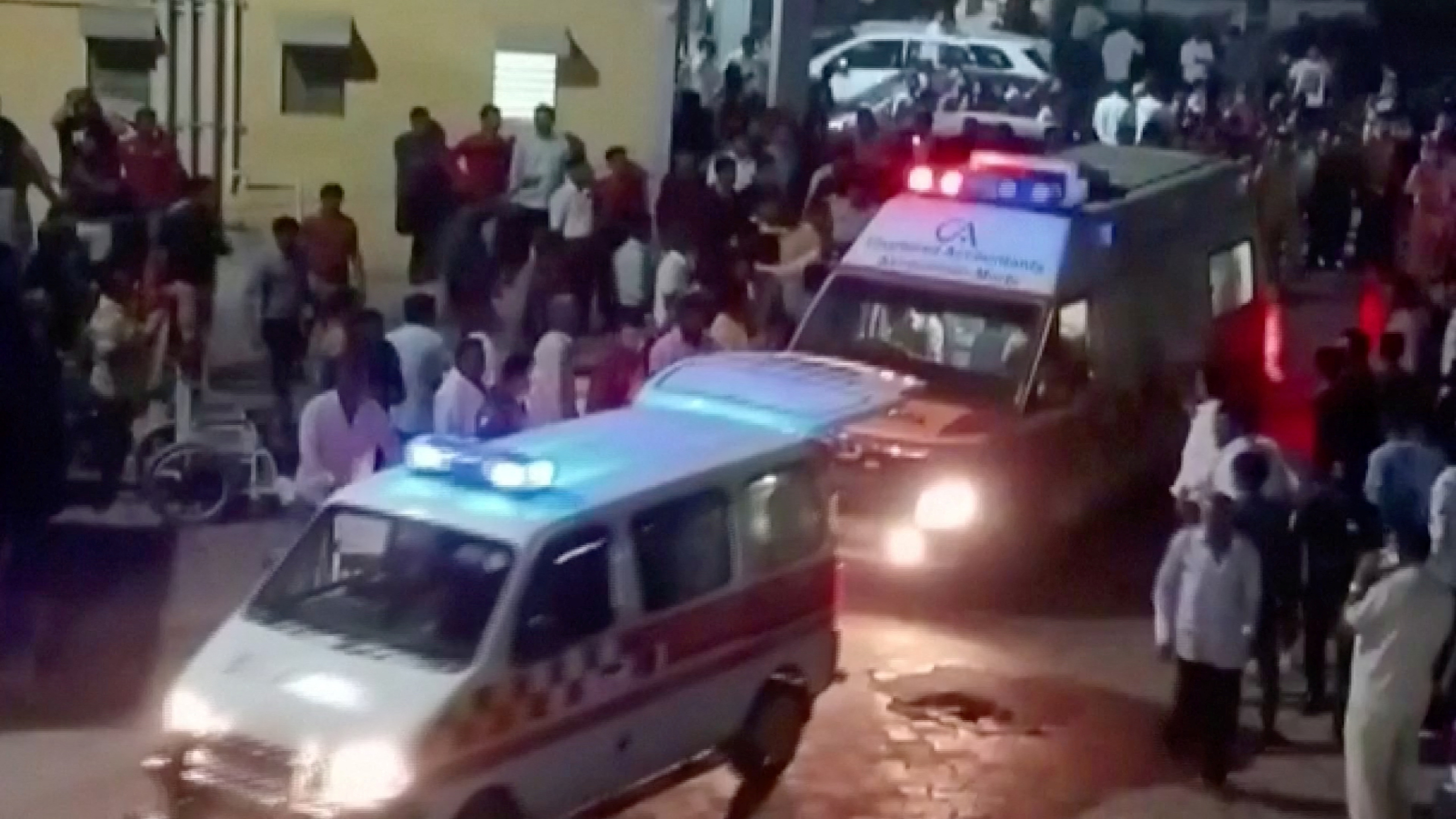 Ambulancias en el lugar del accidente (ANI via REUTERS)