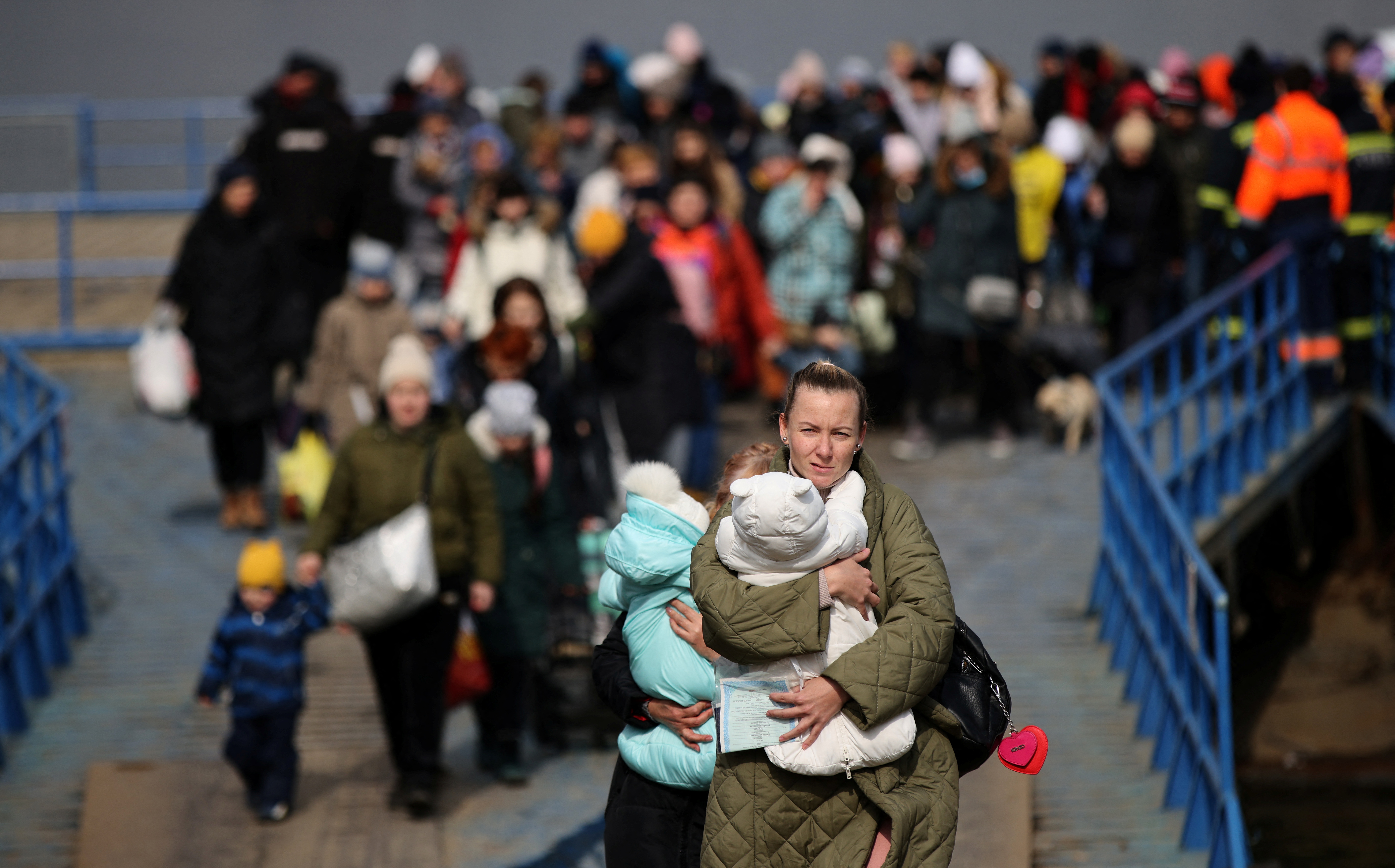 Refugiados ucranianos arriban a la frontera con Rumania (Reuters)