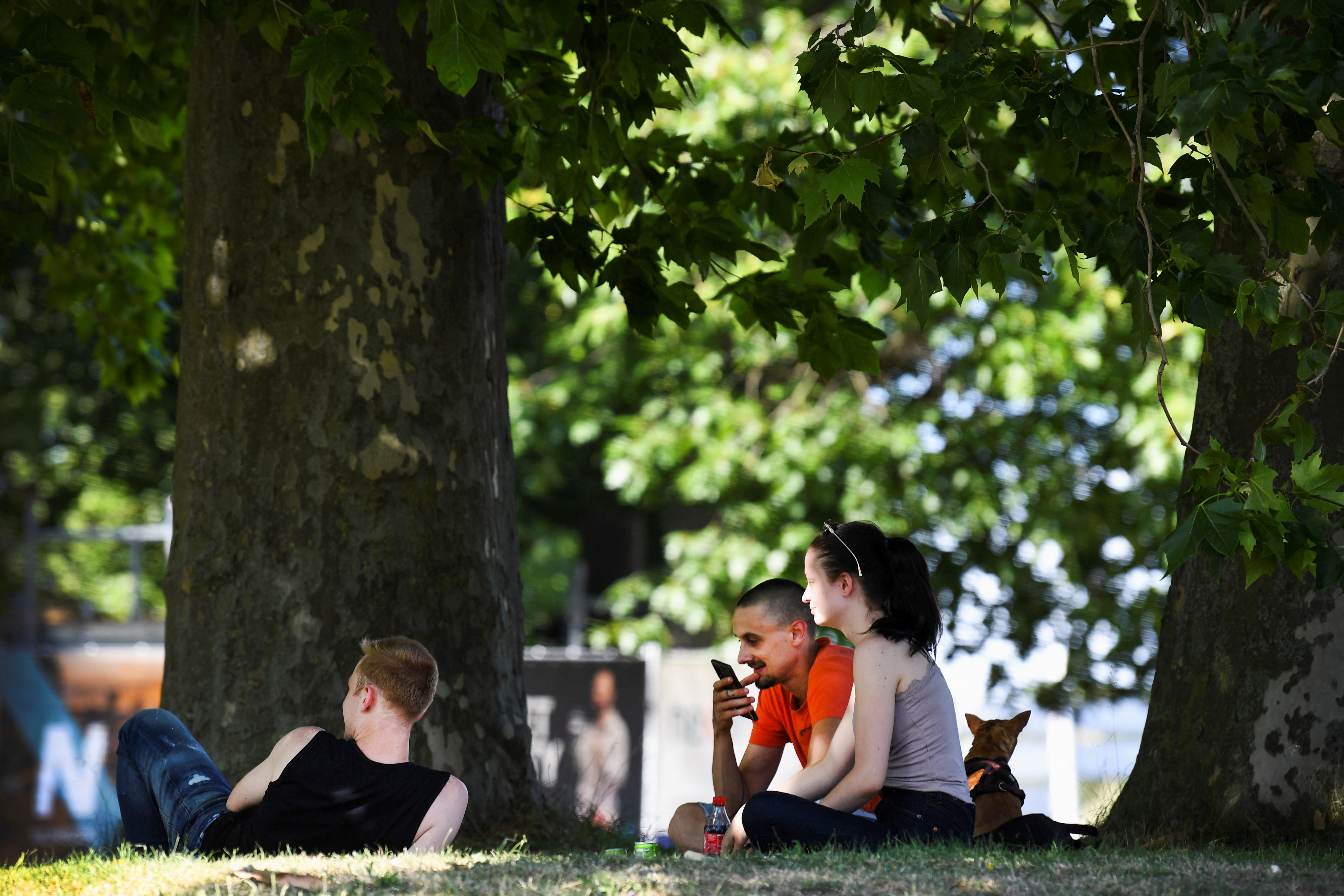 Las personas se refugian a la sombra durante la ola de calor en Nijmegen, Países Bajos (REUTERS/Piroschka van de Wouw)