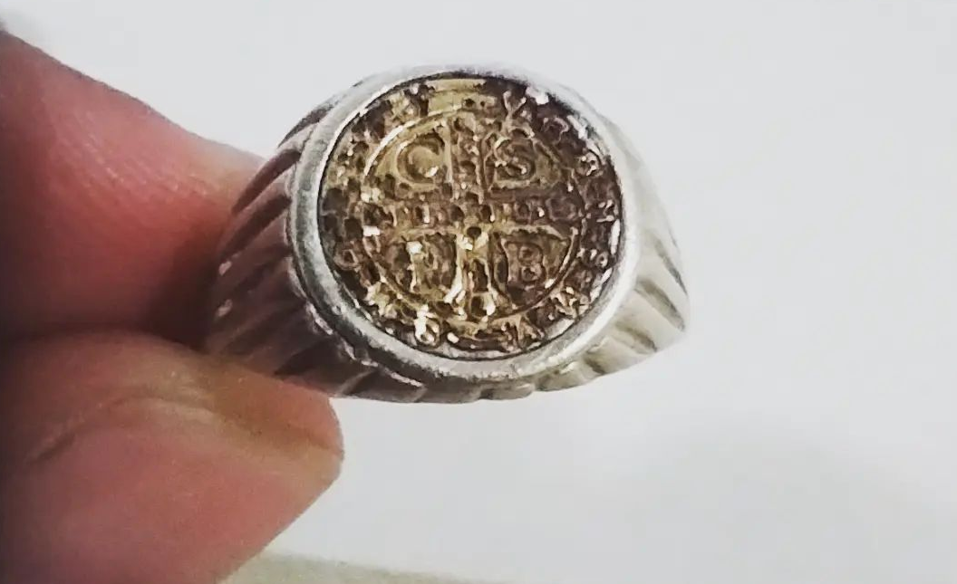 El primer plano de un anillo hallado por el buscador geselino