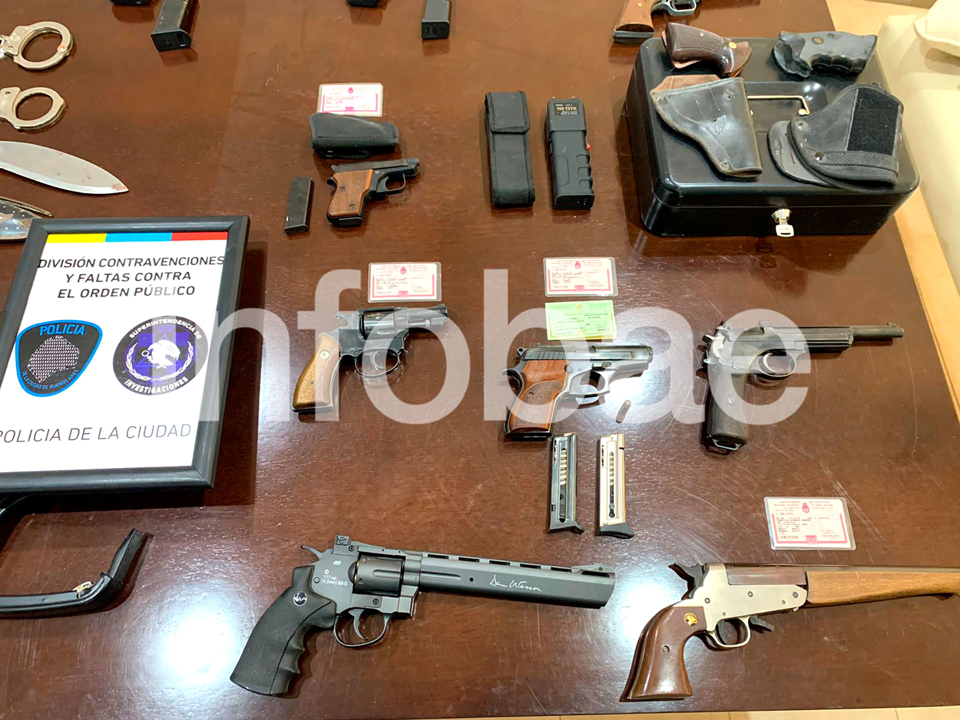 En los allanamientos se secuestraron seis pistolas, tres revólveres, una escopeta semiautomática, un pistolón y un revólver de aire comprimido, además de 65 cartuchos de bala calibre 22 