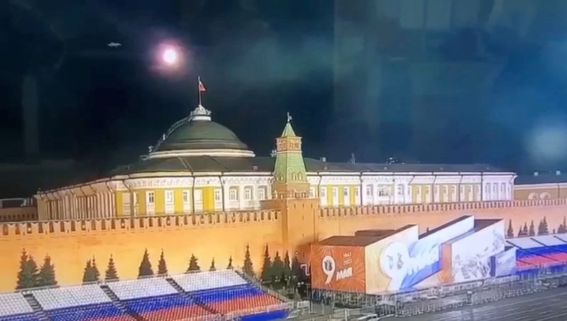 Una imagen fija tomada de un vídeo muestra un objeto volador acercándose a la cúpula del edificio del Senado del Kremlin durante el supuesto ataque ucraniano con drones en Moscú. Ostorozhno Novosti/Handout vía REUTERS