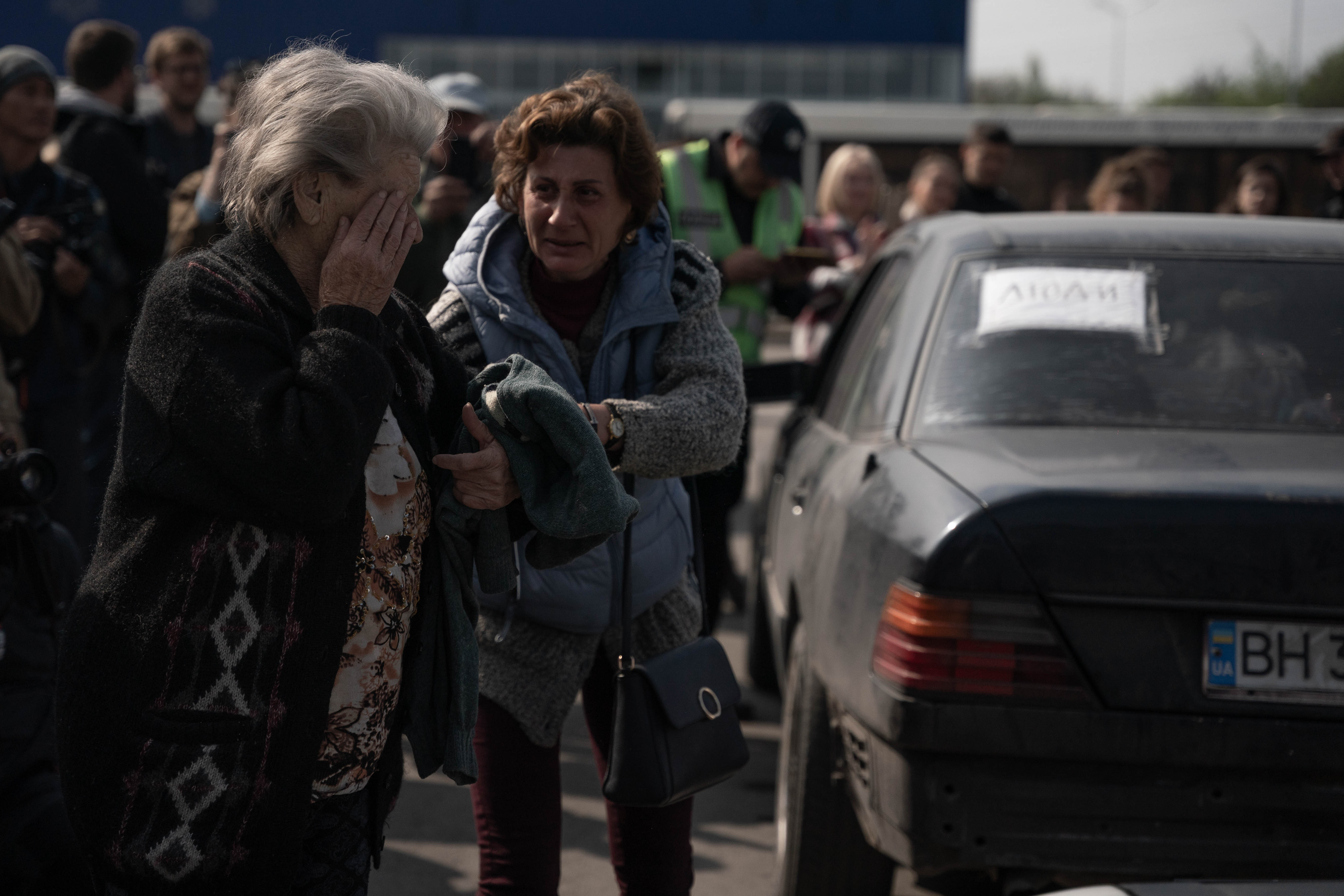 Las refugiadas Dina y Natasha, y el Mercedes Benz que las trajo a Zaporizhzhia, lejos del infierno que se vive en la ciudad de Mariupol (Foto: Franco Fafasuli)