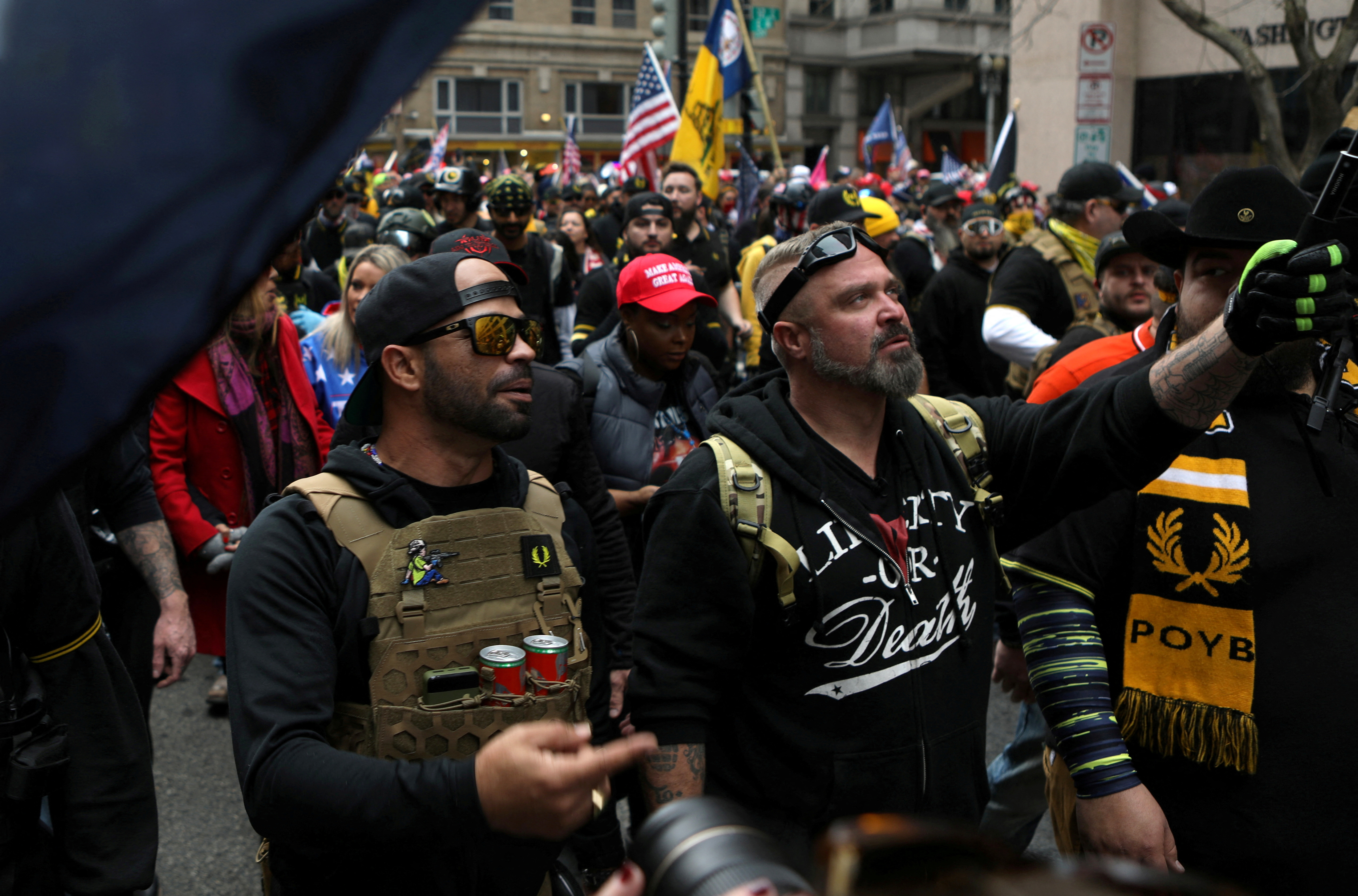 FOTO DE ARCHIVO: Los miembros de Proud Boys Enrique Tarrio, izquierda, y Joe Biggs marchan durante una protesta el 12 de diciembre de 2020 en Washington, D.C. Edificio del capitolio en Washington. D.C., EE. UU. REUTERS/Jim Urquhart/Foto de archivo