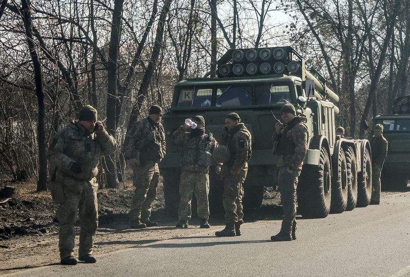 Soldados ucranianos permanecen cerca de sistemas de lanzamientos de misiles en la región de Kharkiv, Ucrania (REUTERS/Antonio Bronic)