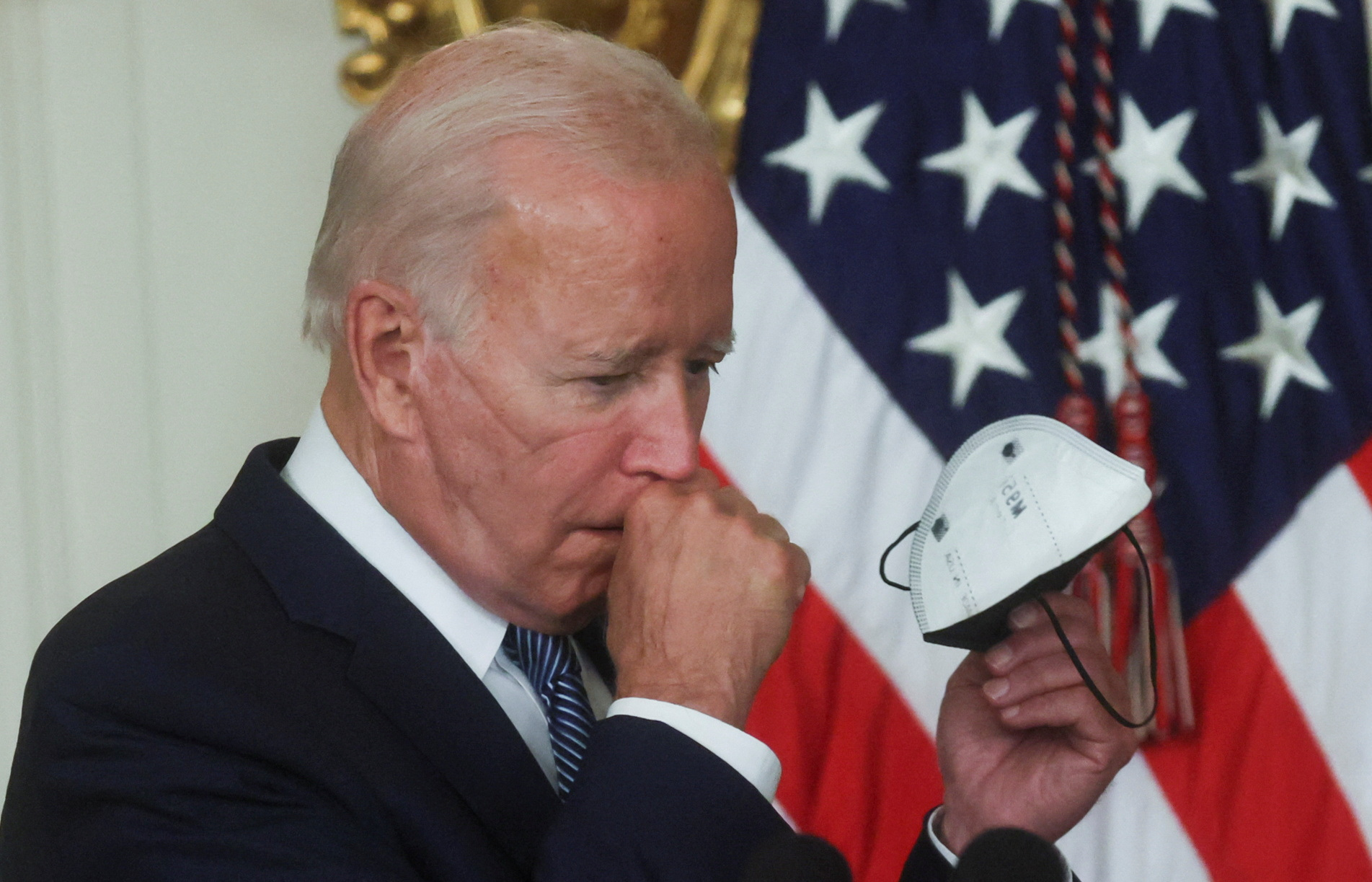 El presidente de EEUU Joe Biden se quita la mascarilla  (REUTERS/Leah Millis)