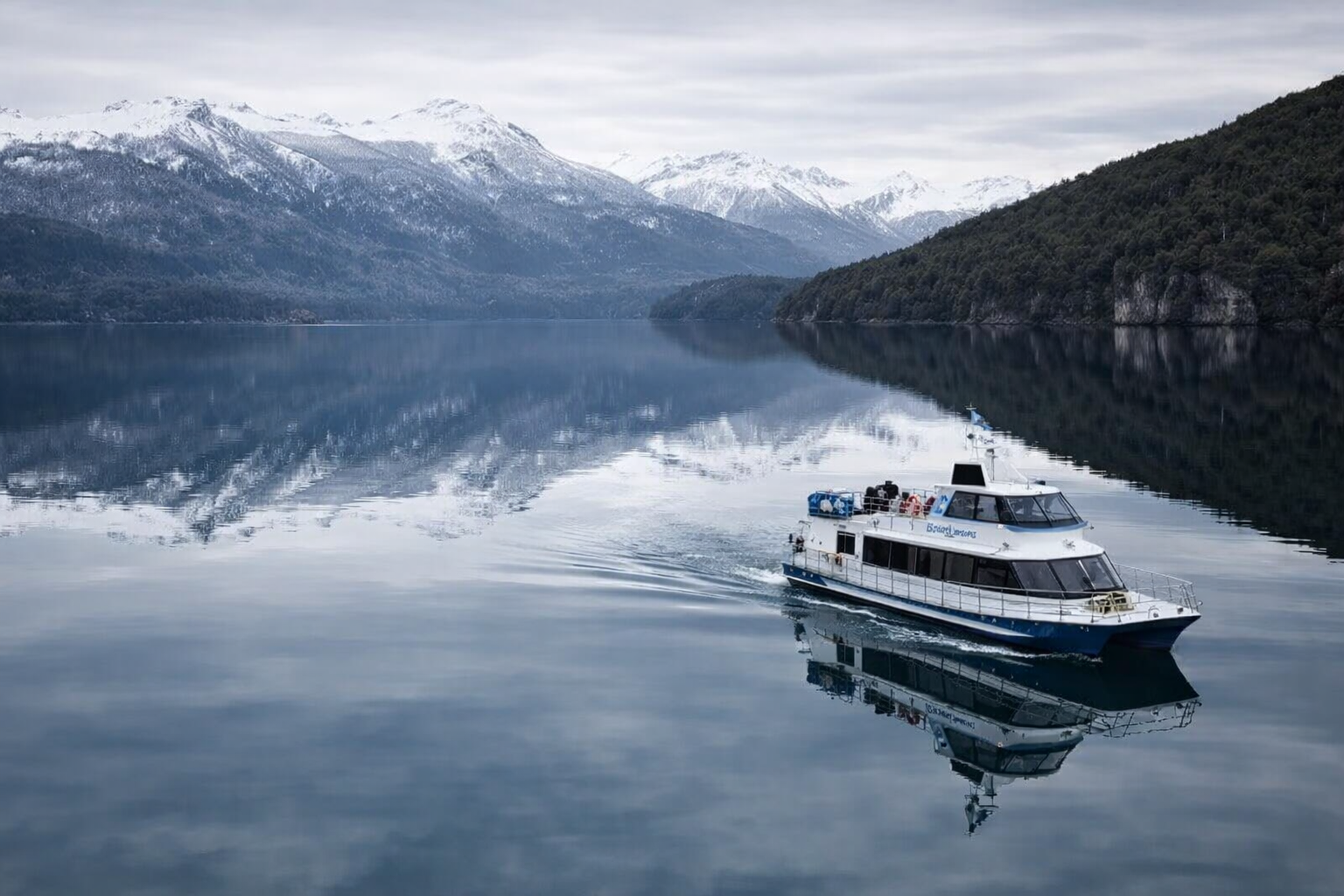 Un catamar&aacute;n que realizaba un paseo tur&iacute;stico en el lago Nahuel Huapi, choc&oacute; contra unas rocas y hubo nueve heridos