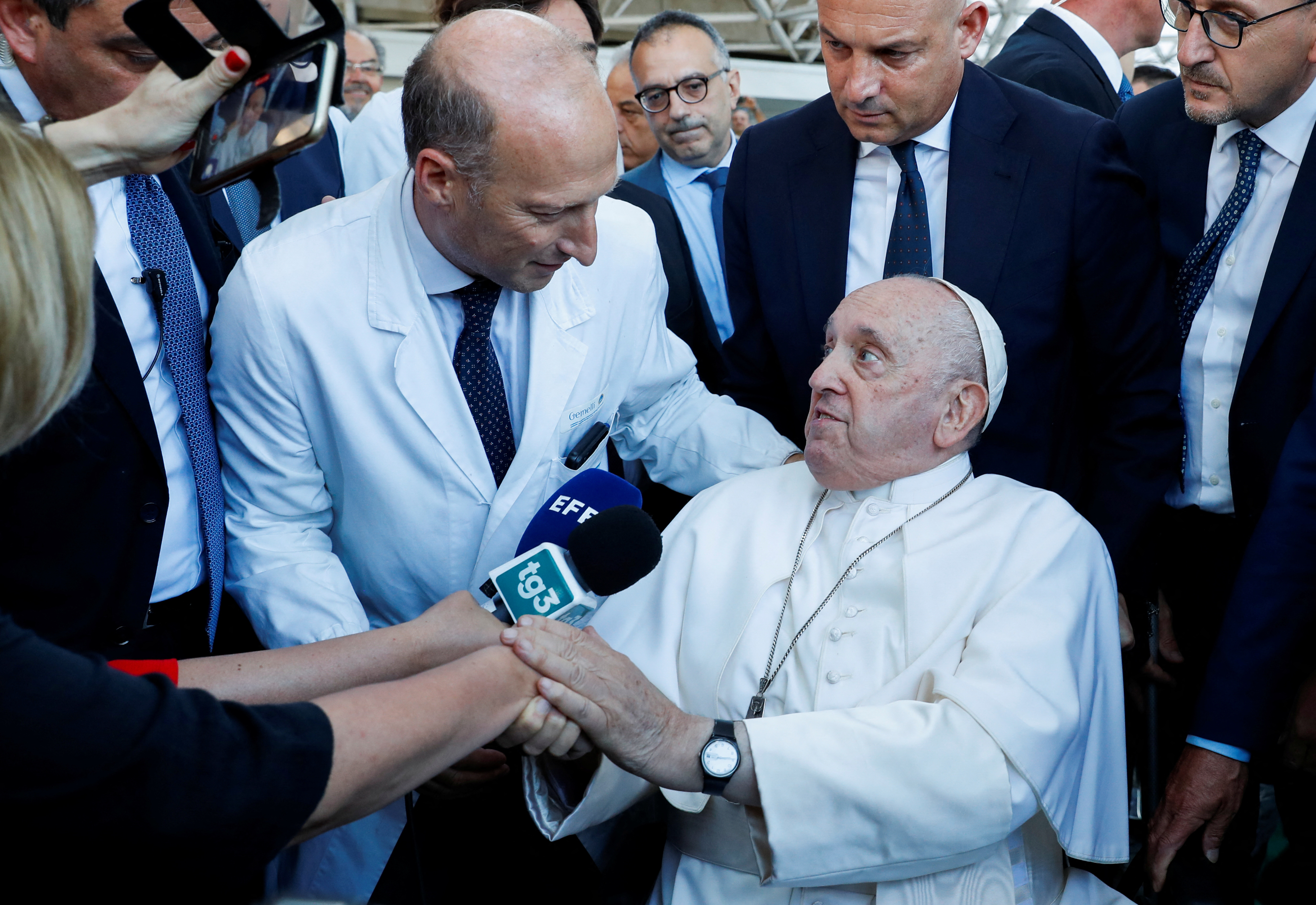 El papa estuvo acompañado hasta el vehículo oficial por Sergio Alfieri, el cirujano que lo operó en esta oportunidad y también en julio de 2021. (REUTERS)