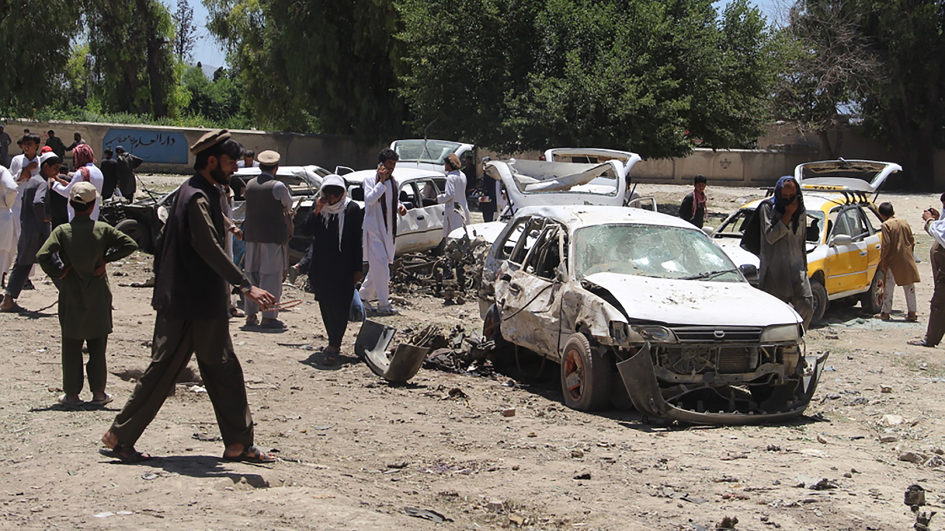 Los residentes afganos se reúnen en el lugar de un coche bomba suicida que tuvo como objetivo una fuerza de milicia progubernamental financiada por la CIA en una estación de autobuses públicos en la provincia de Khost el 27 de mayo de 2017. (AFP/ FARID ZAHIR)