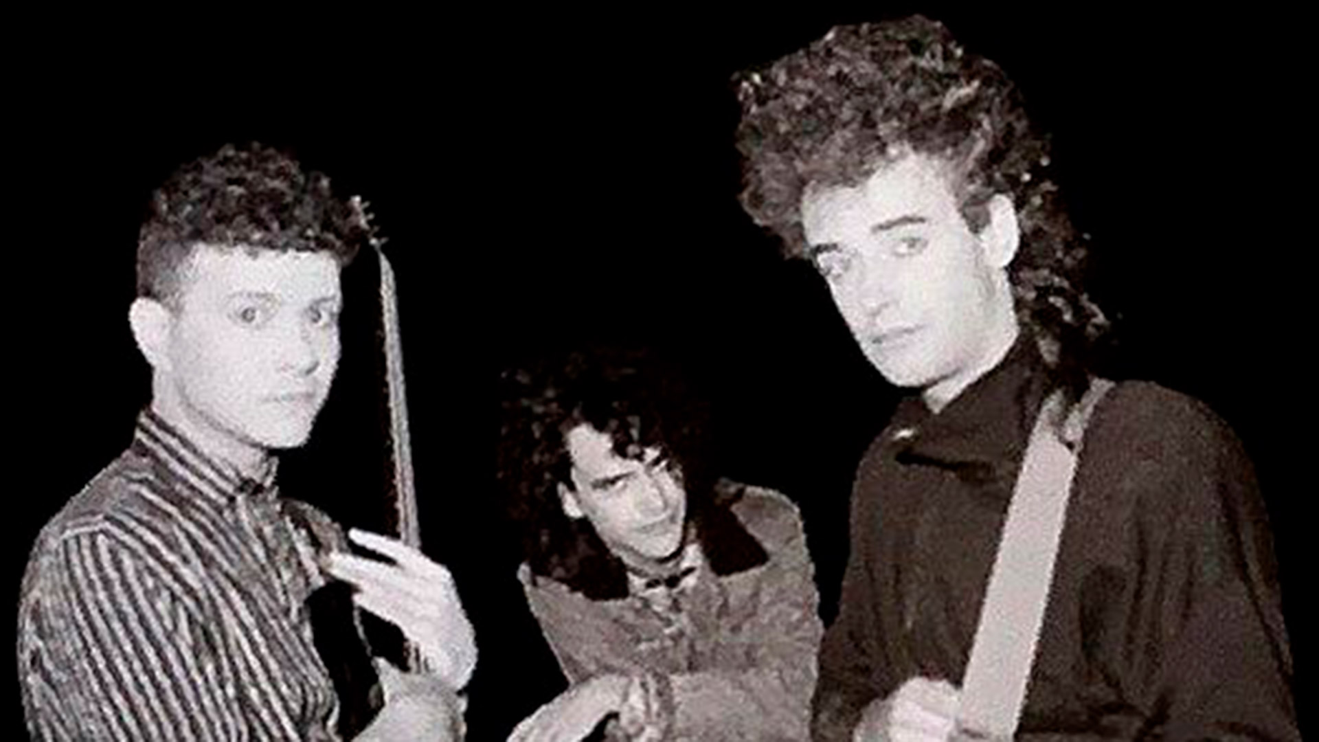 Gustavo Cerati junto a Richard Coleman y Dani Castro, durante la prueba de sonido con Fricción en el Festival Rock in Bali, Mar del Plata, enero de 1987, en una extraordinaria foto de Gabriel Rocca
