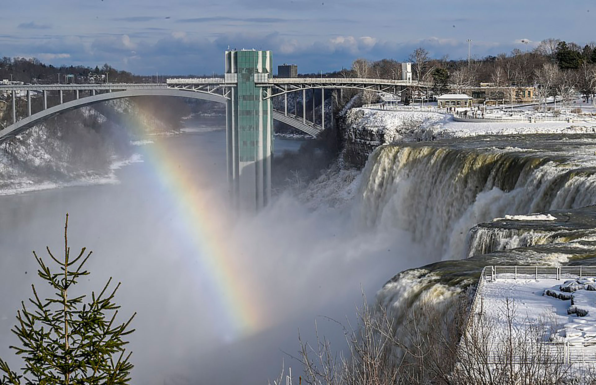Un arco iris atraviesa las cataratas del Niágara en medio de la ola de frío polar que golpea Estados Unidos y Canadá (Anadolu Agency via Getty Images)
