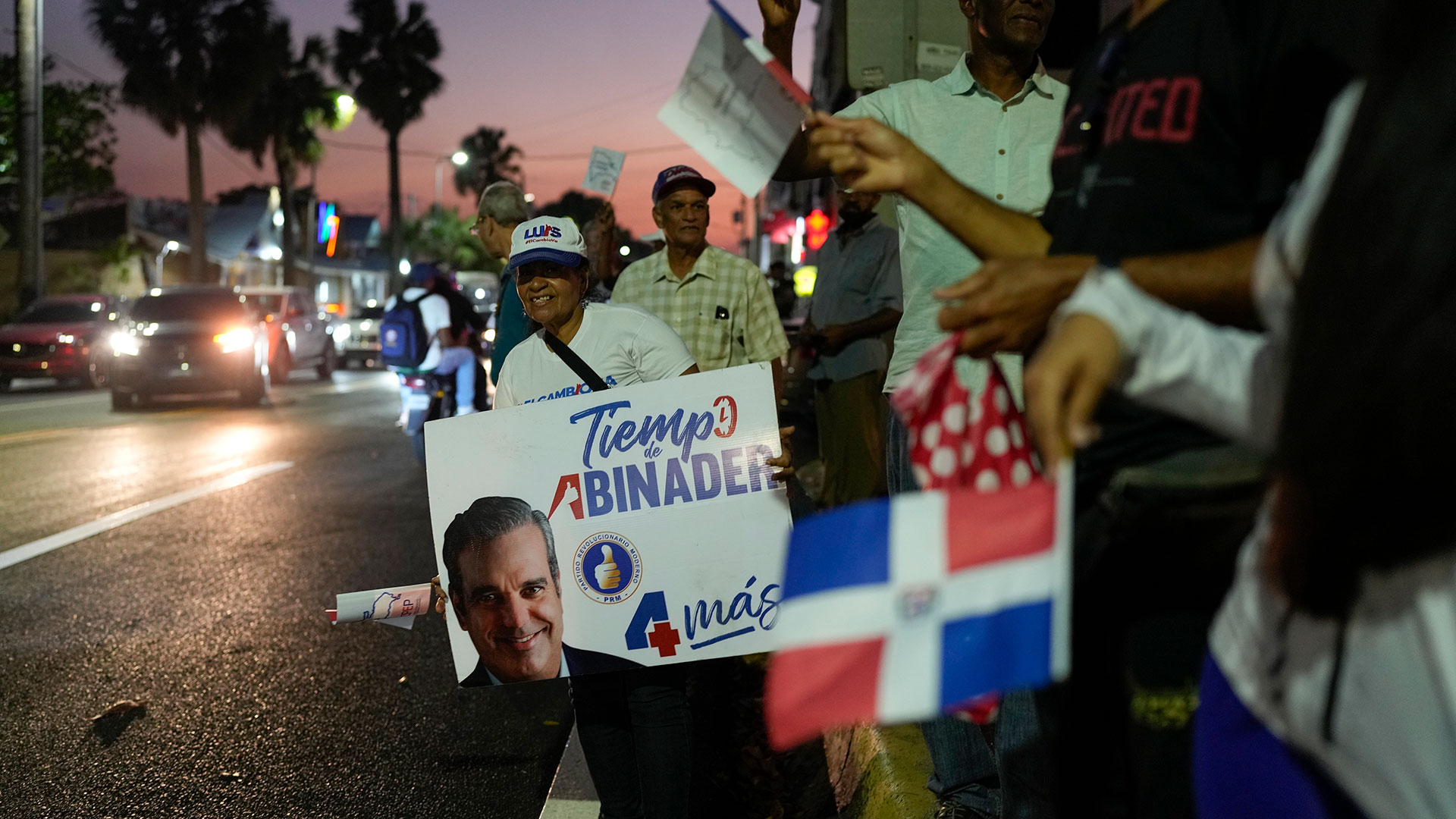 Seguidores del presidente dominicano Luis Abinader en la previa al inicio de la cumbre (AP Photo/Ariana Cubillos)