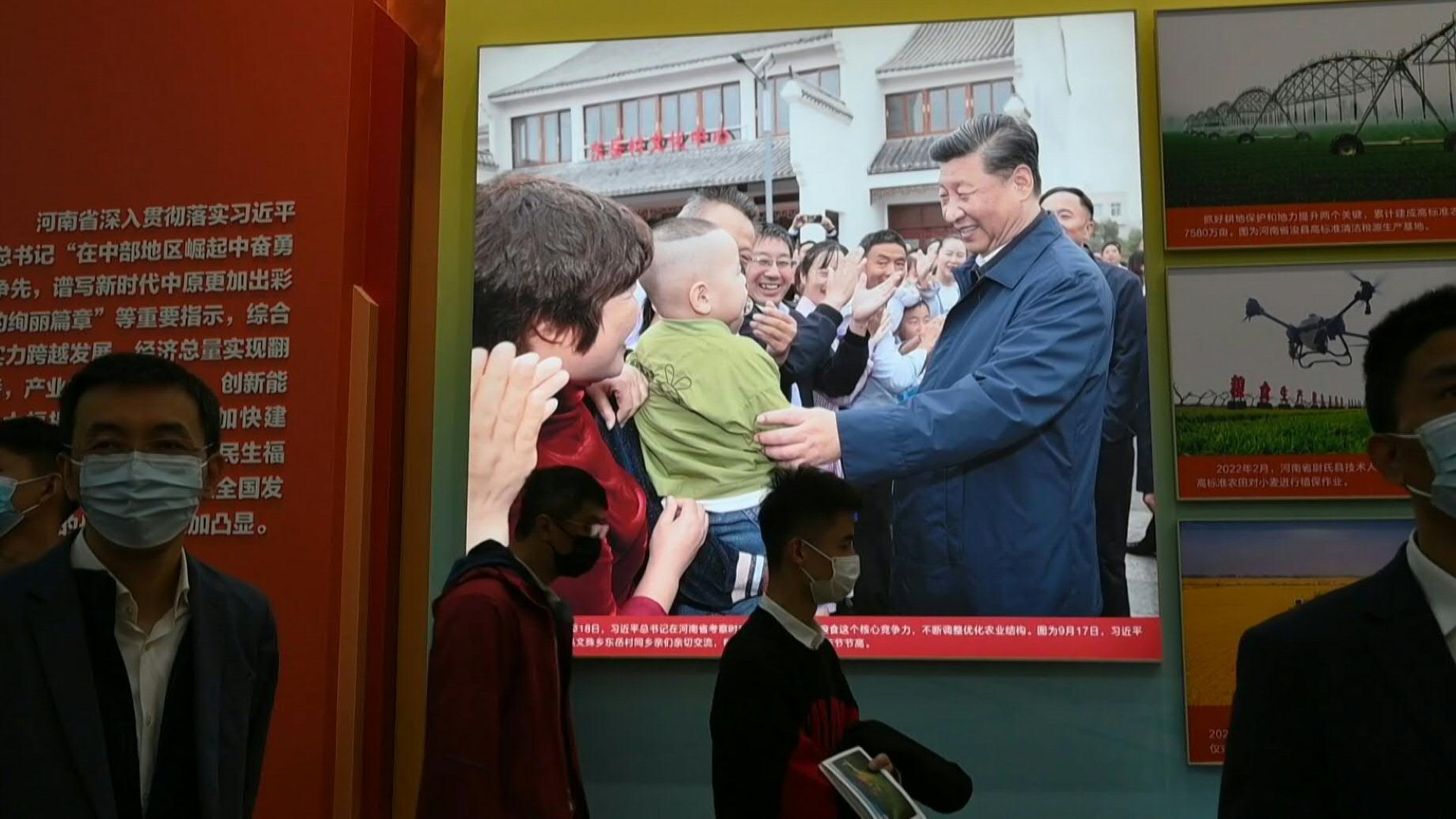 En Pekín, una exposición del Partido Comunista, que incluye misiles balísticos, robots desinfectantes o muestras lunares, busca ensalzar diez años de éxitos bajo la China de Xi Jinping, que está a punto de volver a ocupar un tercer mandato inédito (AFP)