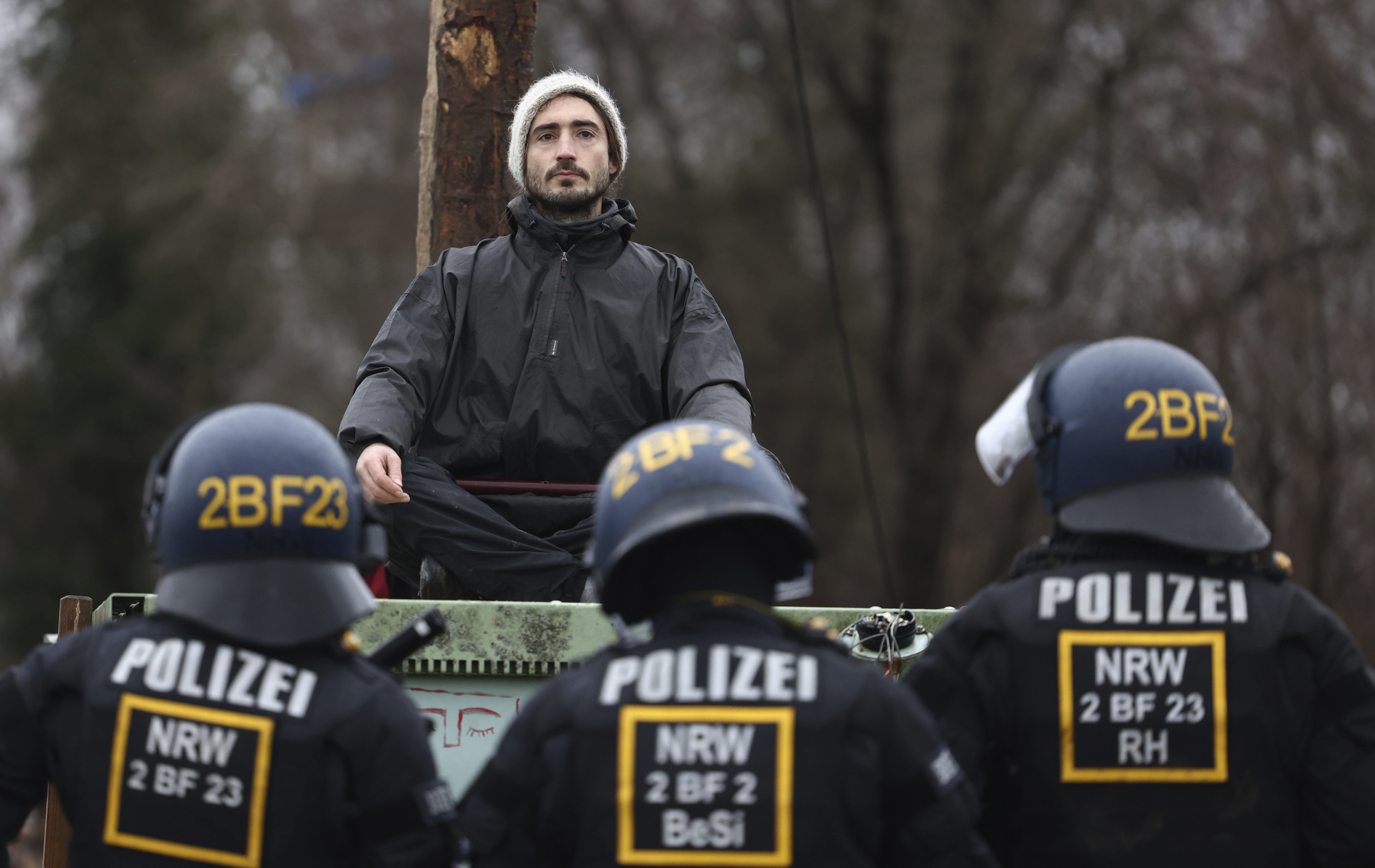 El martes, los manifestantes se negaron a acatar una sentencia judicial que les prohibía el acceso a la zona. (Rolf Vennenbernd/dpa via AP)