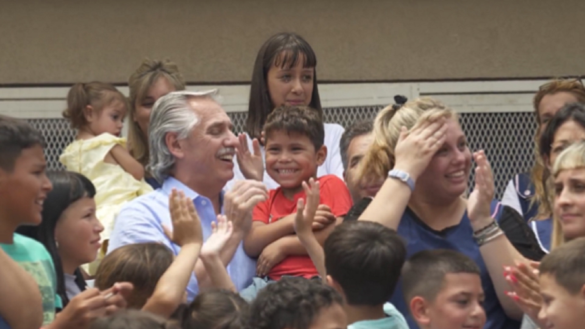 Alberto Fernández visitó un hogar de niños