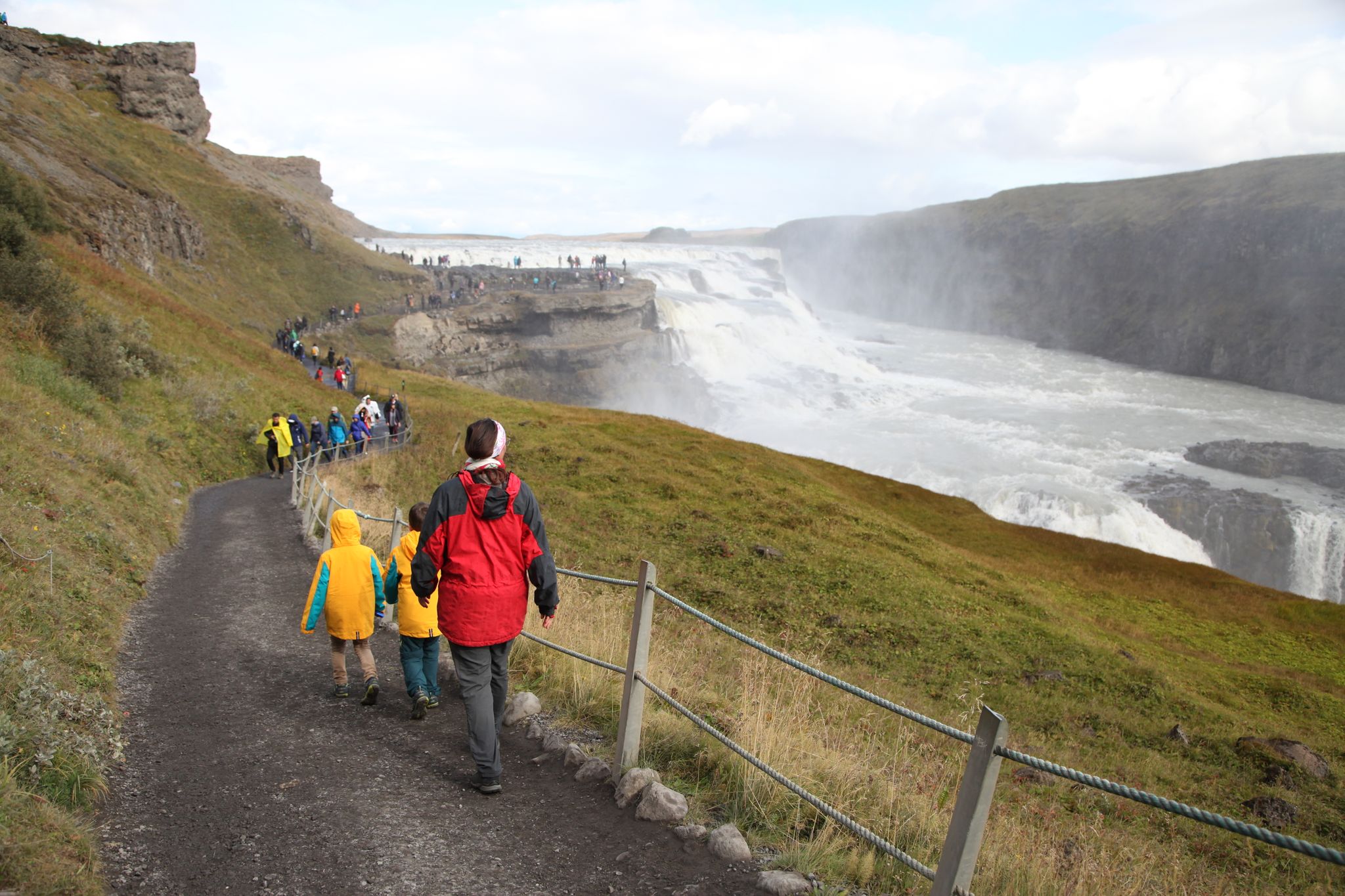Turistas emprenden una caminata hacia las cataratas Gullfoss, en Islandia (Foto: Steffen Trumpf/dpa)
